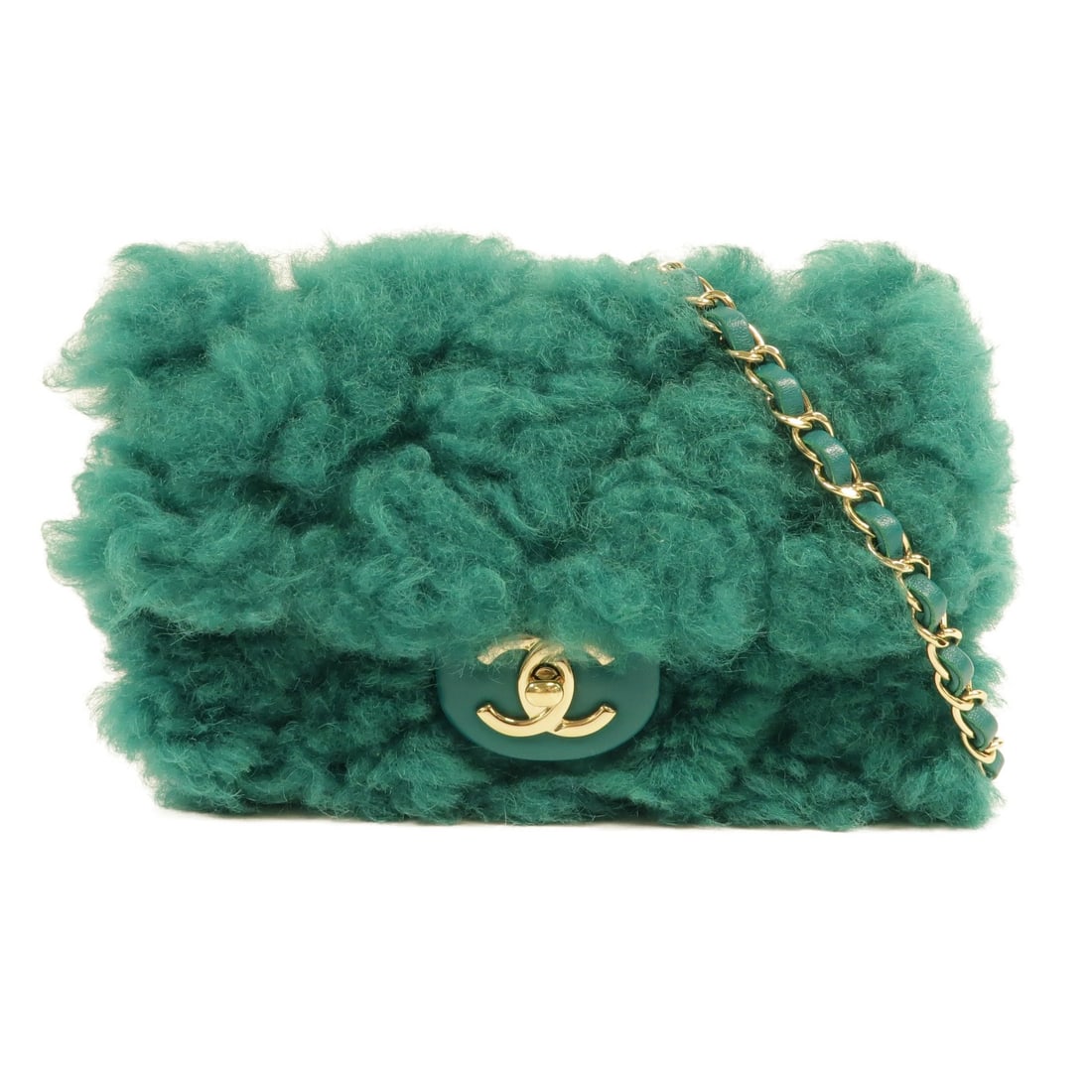 CHANEL AS1199 CC flap shoulder bag green shearling lambskin: CHANEL AS1199 CC flap shoulder bag green shearling lambskin CHANEL CC flap shoulder bag in green shearling and lambskin leather with gold-tone hardware. This women's shoulder bag features a turn-lock 