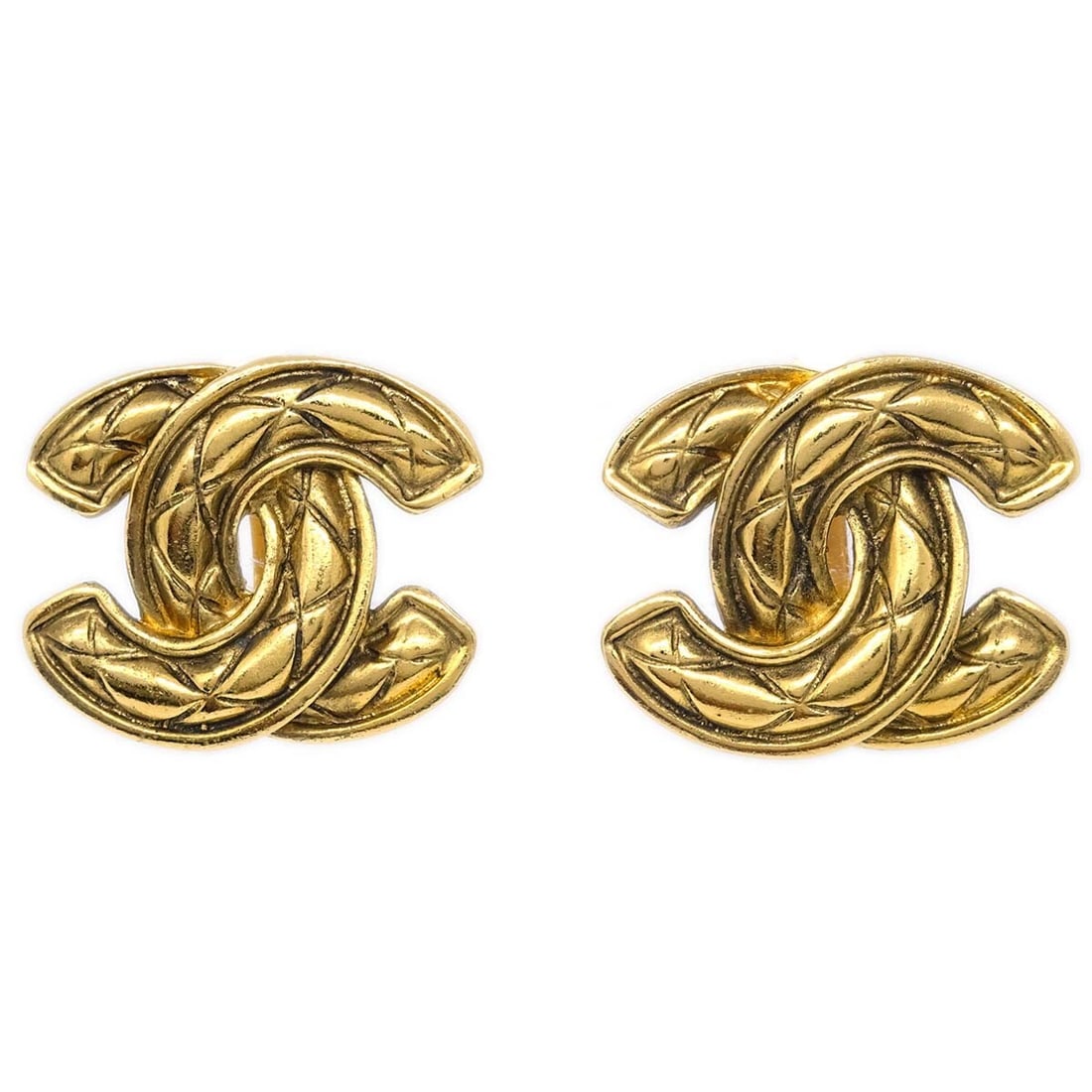 Chanel CC Logo Clip-On Earrings Gold Plated 2459: Chanel CC Logo Clip-On Earrings Gold Plated 2459 Pair of Chanel CC quilted clip-on earrings in gold-plated metal. Made in France, these logo earrings feature the iconic CC shape and come with a box. C