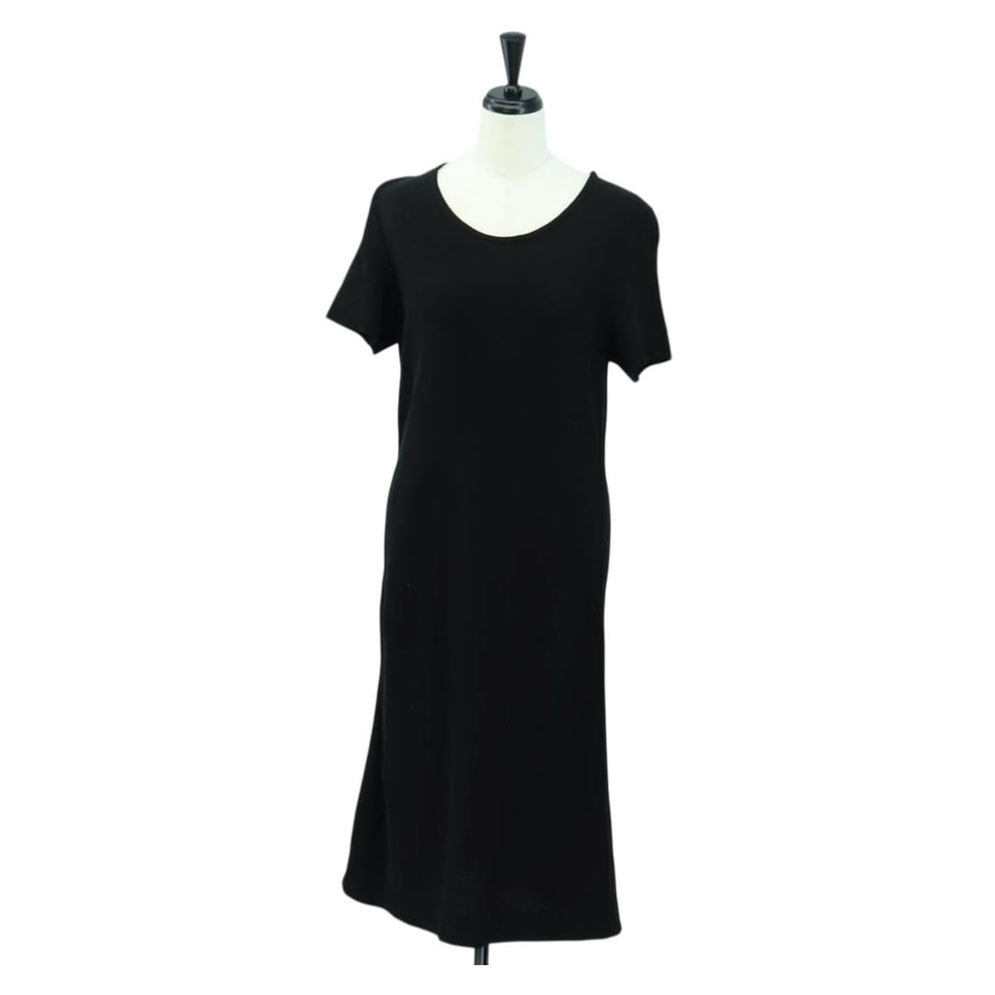 Salvatore Ferragamo Black Cotton Shirt Medium Italy: Salvatore Ferragamo Black Cotton Shirt Medium Italy This Salvatore Ferragamo women's shirt is crafted from black cotton and made in Italy. It features a classic shirt style with a 7.5-inch sleeve leng