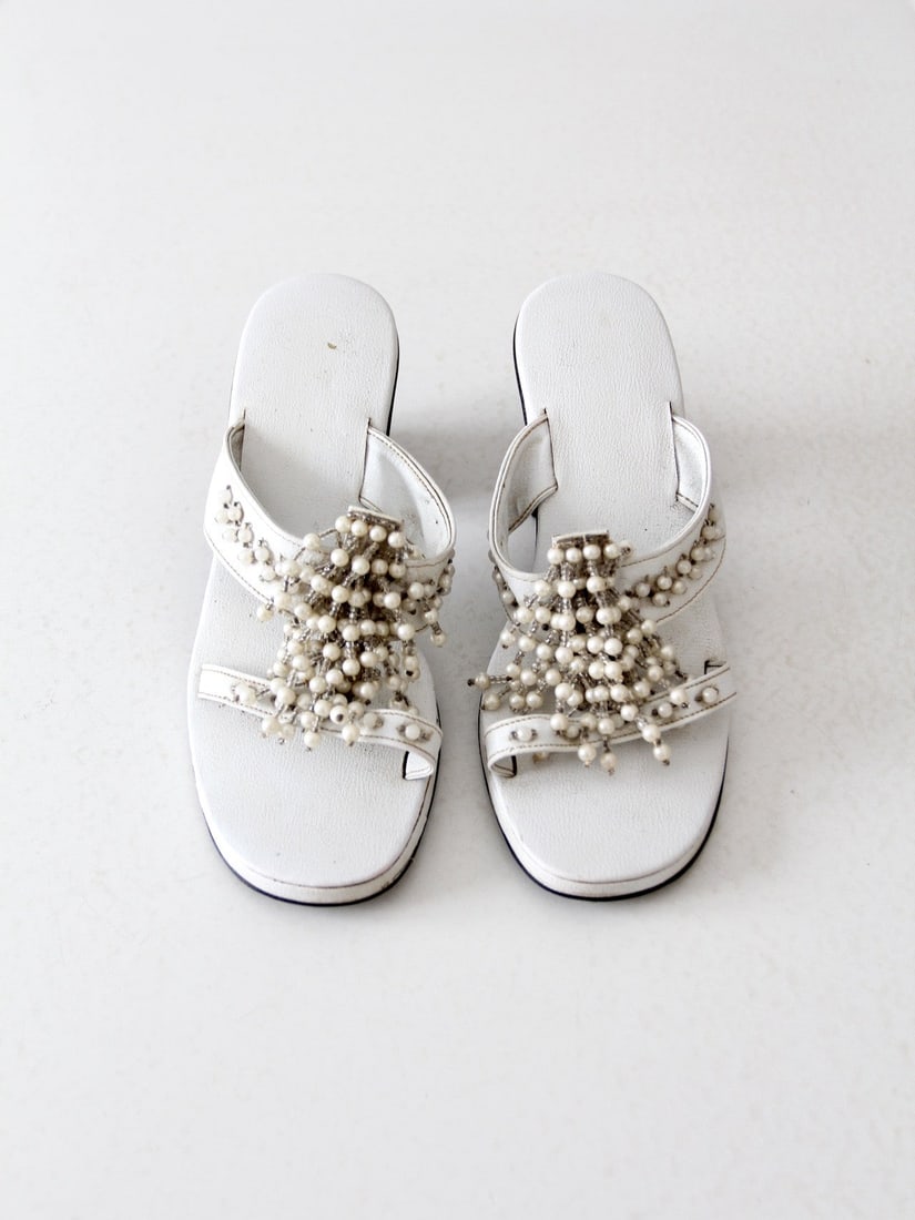 White Leather Beaded Tassel Chunky Wooden Heel Sandals Size 7.5: White Leather Beaded Tassel Chunky Wooden Heel Sandals Size 7.5 These vintage sandals are crafted from white leather and feature double straps adorned with pearly beaded tassels, an open toe design, a