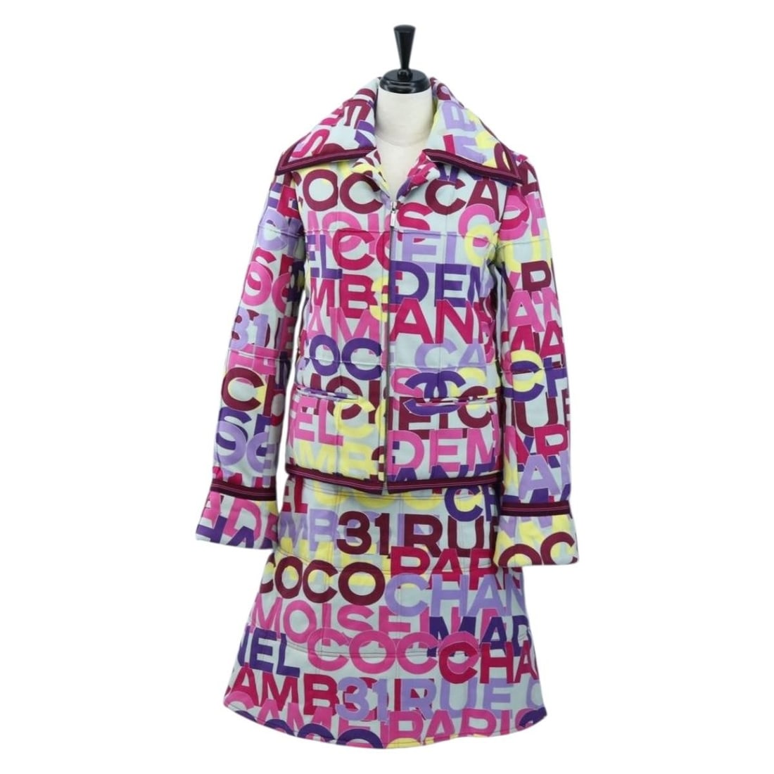 CHANEL Pink Cotton Jacket and Skirt Set Womens Italy: CHANEL Pink Cotton Jacket and Skirt Set Womens Italy CHANEL pink cotton jacket and skirt setup for women, made in Italy. This set includes the photographed items only; item box and dust bag are not in