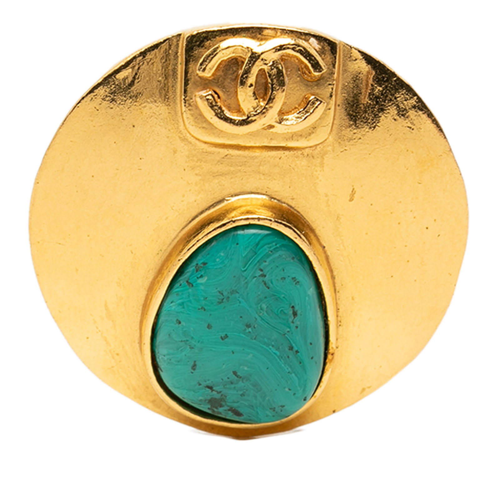Chanel CC Round Gripoix Gold Plated Brooch: Chanel CC Round Gripoix Gold Plated Brooch Round Chanel CC brooch with gripoix detailing and a back pin closure. This costume jewelry piece is made of gold plated metal and shows scratches to the fron