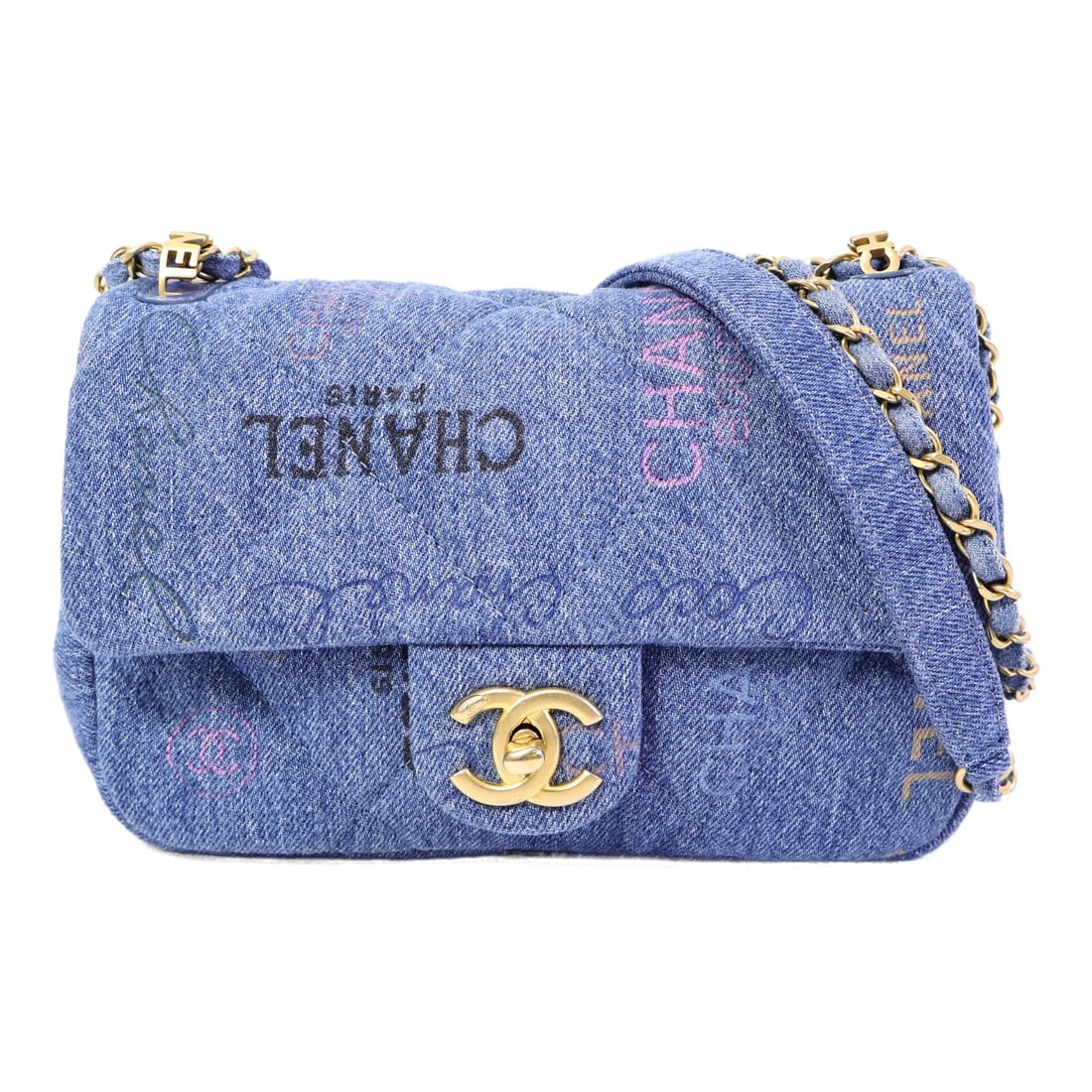 CHANEL AS3134 CC Denim Shoulder Bag Blue GHW: CHANEL AS3134 CC Denim Shoulder Bag Blue GHW CHANEL shoulder bag in blue denim with a CC turn-lock closure and chain shoulder strap. The bag is in very good AB condition and comes with a storage bag. 