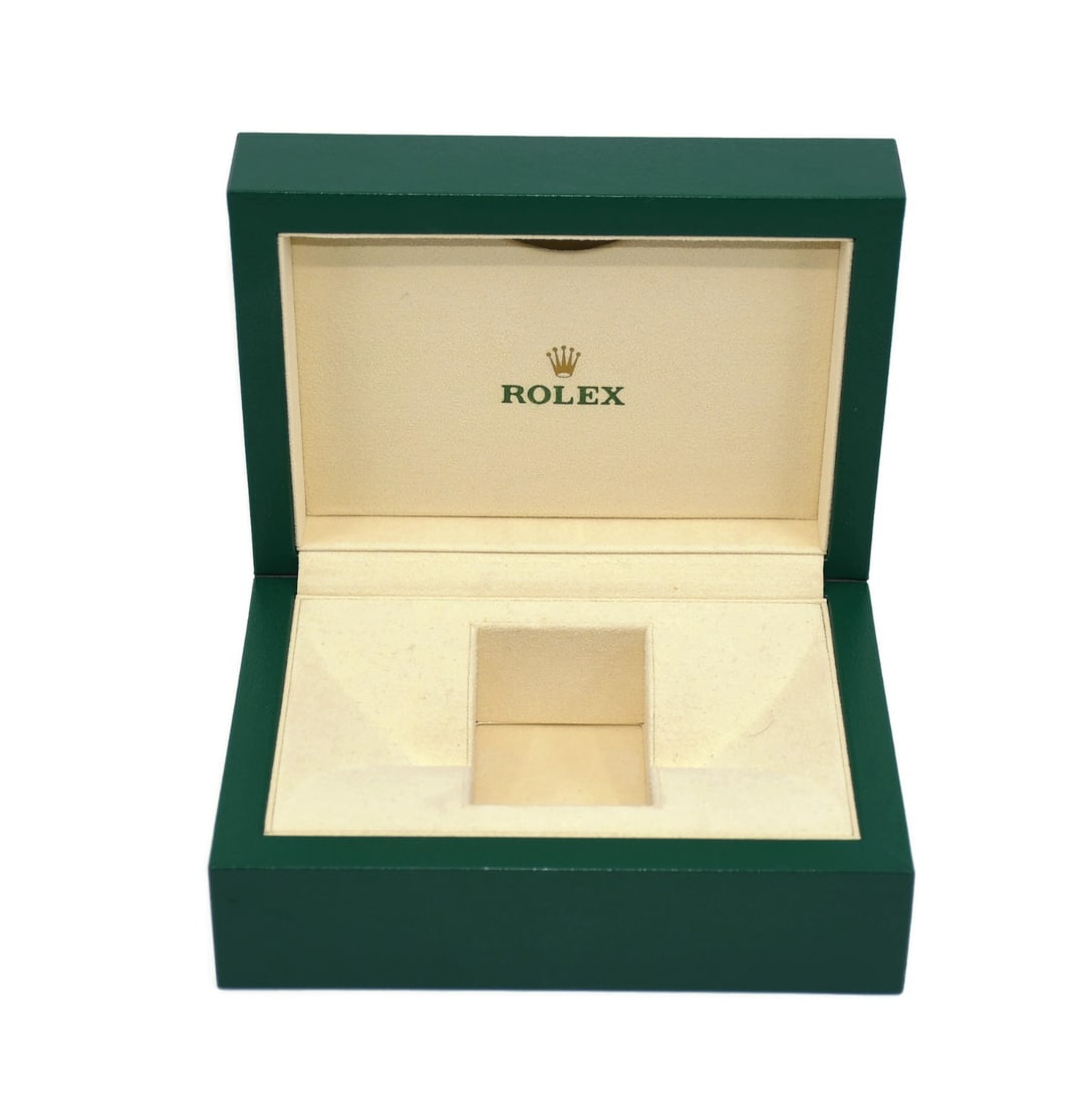 Authentic Rolex Green Medium Watch Presentation Box 7x5x3: Authentic Rolex Green Medium Watch Presentation Box 7x5x3 This authentic Rolex presentation box is perfect for storing your watch. The medium-sized box features a rich green color and measures 7 x 5 x