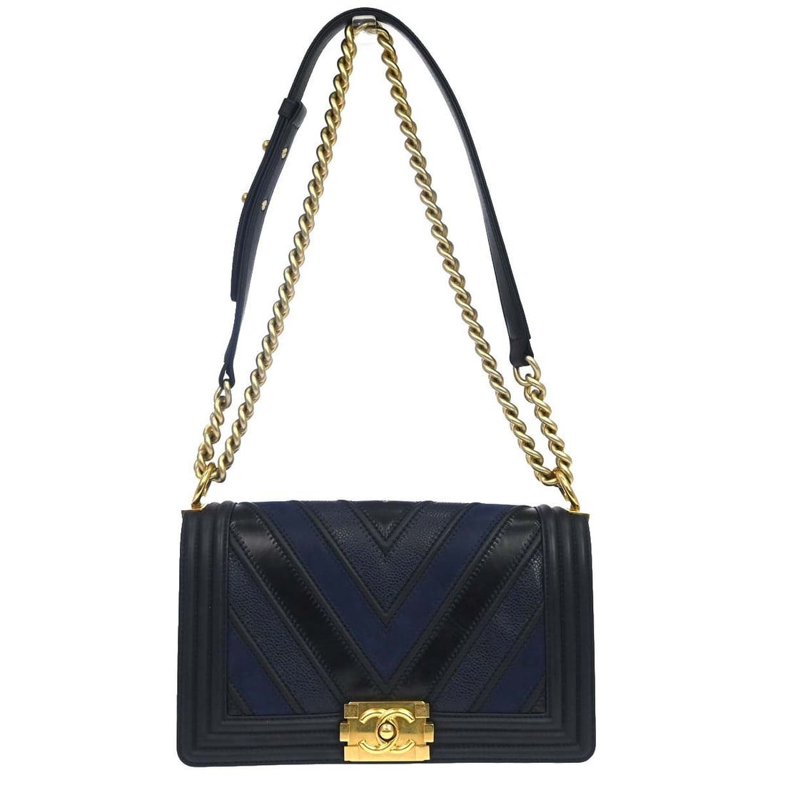 Chanel Boy Flap navy leather shoulder bag 25cm: Chanel Boy Flap navy leather shoulder bag 25cm Chanel Boy Flap bag in navy leather with a chevron design. Made in Italy, this piece is presented in very good condition with light scratching noted on t