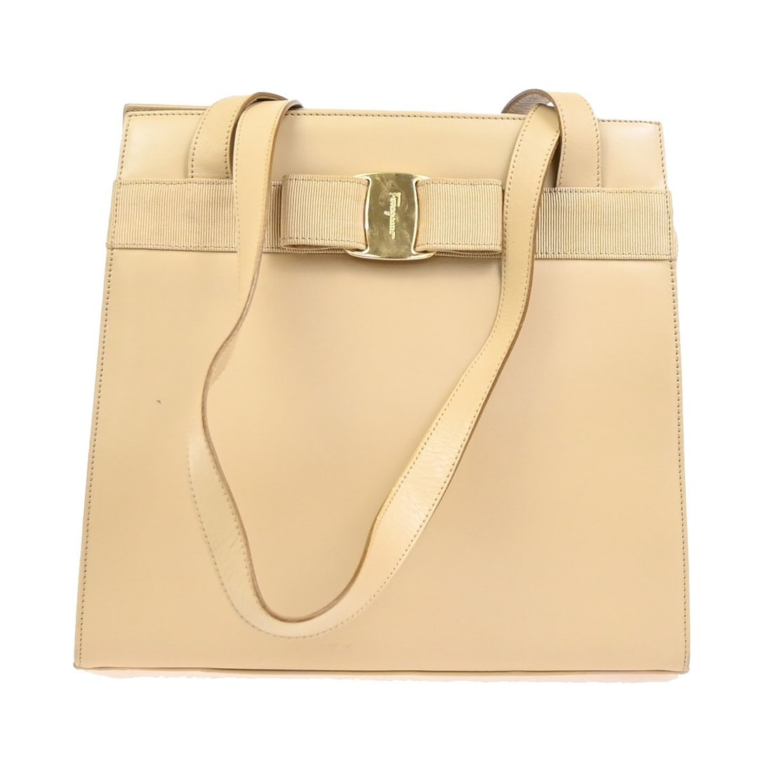 Salvatore Ferragamo Vala beige leather handbag: Salvatore Ferragamo Vala beige leather handbag Salvatore Ferragamo Vala leather bag in beige. Made in Italy, this piece is presented in good condition with light wear, marks, wrinkles, and scratches t