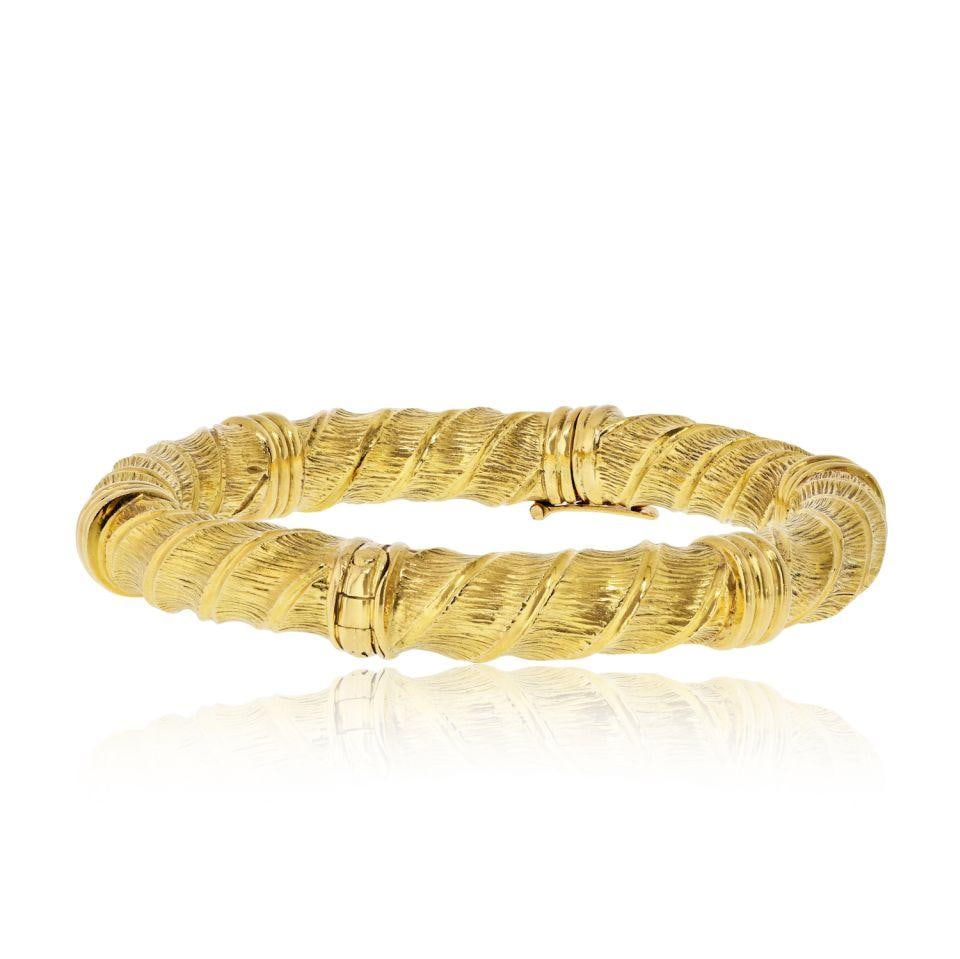 David Webb 18K Yellow Gold Bangle: David Webb 18K Yellow Gold Bangle Pre-owned David Webb bangle bracelet crafted in 18K yellow gold. Specifications Item Type: Bangle bracelet Brand: David Webb Metal: 18K yellow gold Weight: 62.7 grams