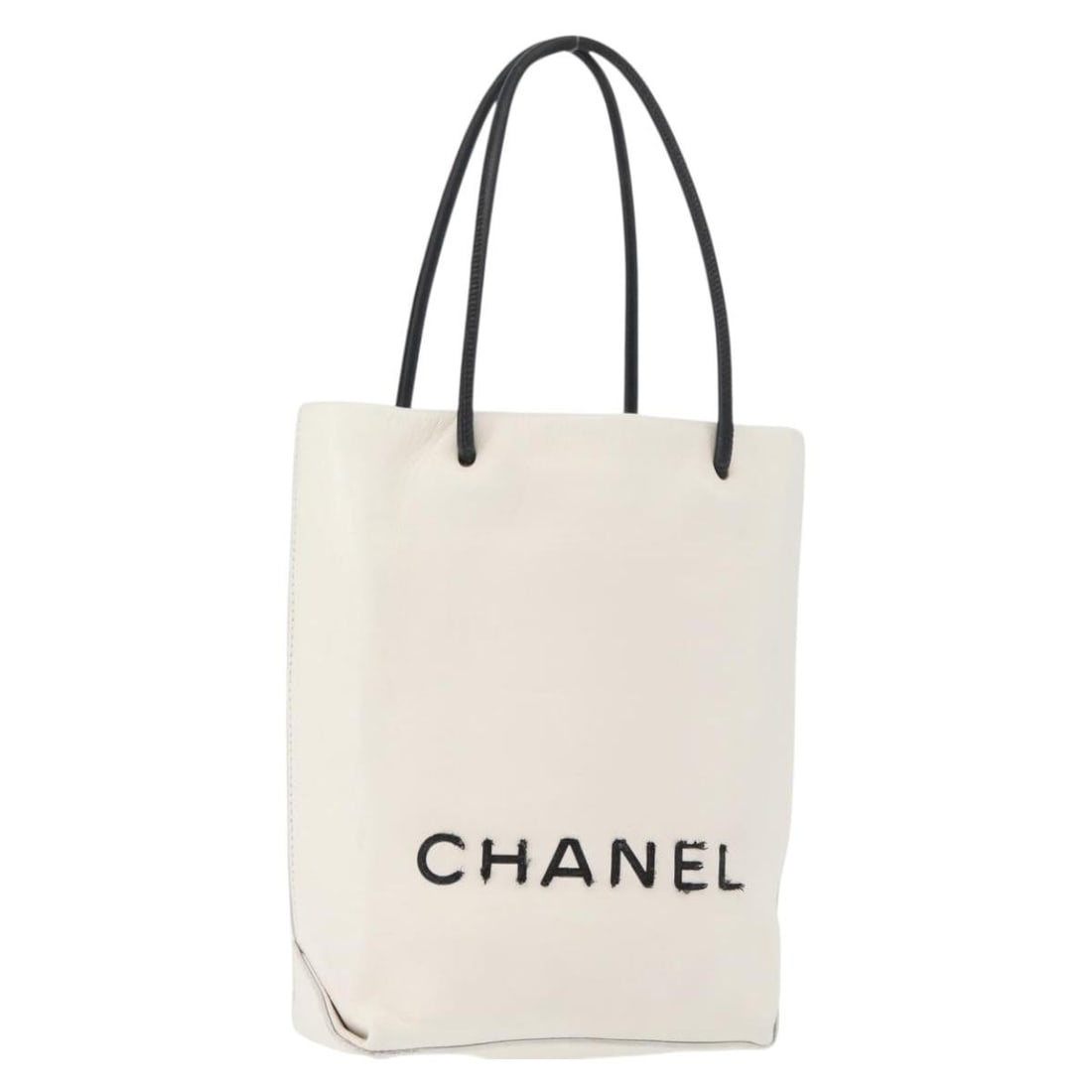 CHANEL Essential White Leather Handbag CC Italy: CHANEL Essential White Leather Handbag CC Italy CHANEL Essential hand bag in white leather with a compact silhouette and top handle design. Made in Italy, this women's bag shows reasonable wear and te