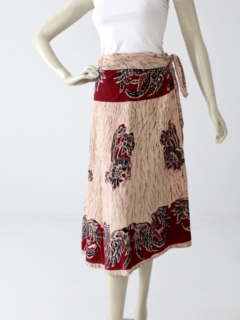 1970s Vintage India Cotton Wrap Skirt Cream Maroon Navy Print: 1970s Vintage India Cotton Wrap Skirt Cream Maroon Navy Print This vintage 1970s wrap skirt is made from soft and breathable India cotton, showcasing a beautiful cream base adorned with a rich maroon 