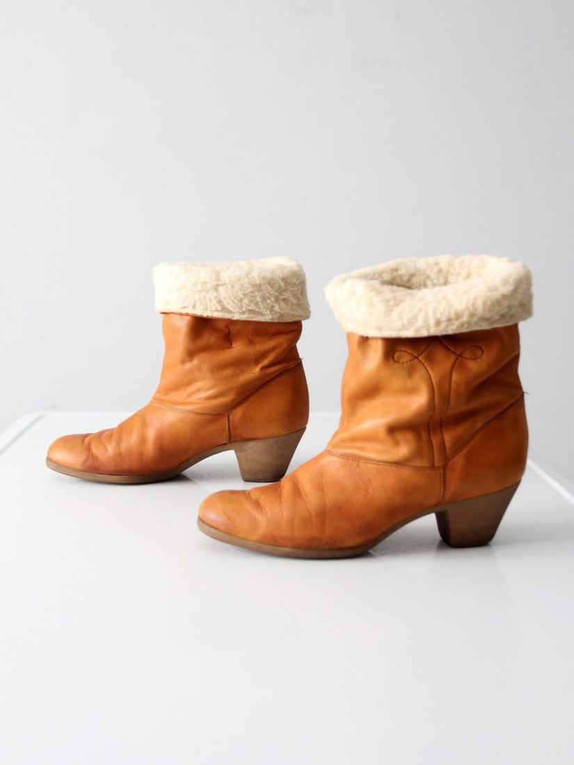 Vintage Genuine Leather Boots with Cozy Shearling Lining: Vintage Genuine Leather Boots with Cozy Shearling Lining These vintage leather boots are designed for both comfort and style, featuring a cozy shearling lining that provides warmth during colder month