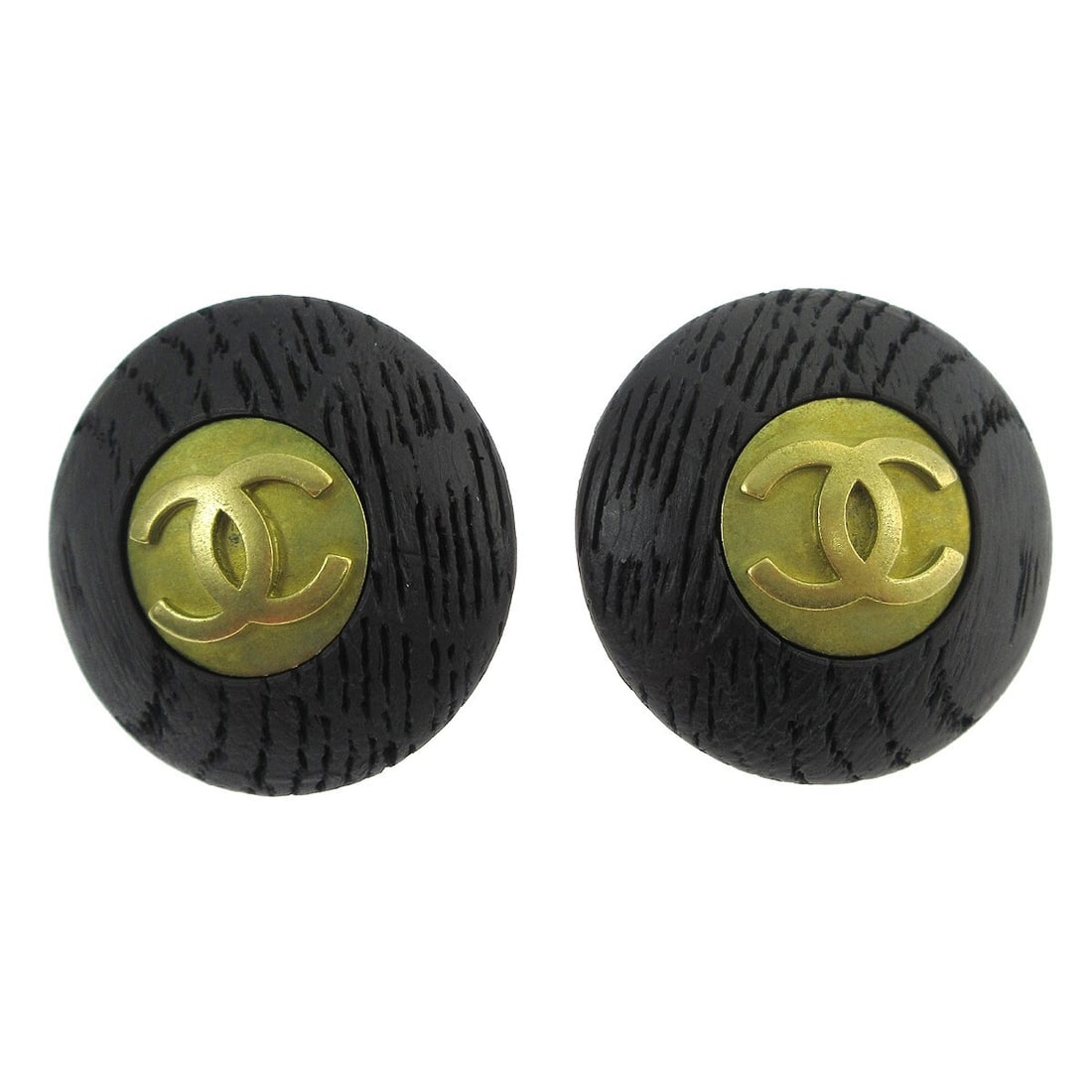 Chanel 94P Clip-On Button Earrings Gold Black CC Logo: Chanel 94P Clip-On Button Earrings Gold Black CC Logo Vintage Chanel button earrings in a gold and black design with CC logo styling. These clip-on earrings are marked 94P and come with a box. Conditi