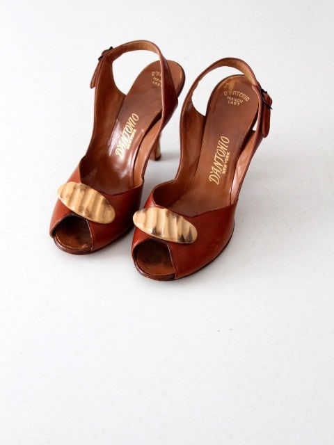 Vintage 1950s D'Antonio Leather Sling-Backs Brown Peep-Toe Shoes: Vintage 1950s D'Antonio Leather Sling-Backs Brown Peep-Toe Shoes Step back in time with these vintage 1950s D'Antonio leather sling-backs, an exquisite addition to any retro wardrobe. These stylish br