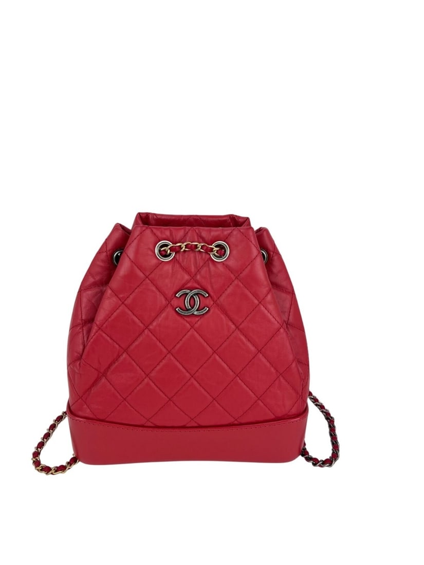 Chanel Gabrielle Small Aged Calfskin Quilted Red Backpack with Dust Bag: Chanel Gabrielle Small Aged Calfskin Quilted Red Backpack with Dust Bag Introducing the Chanel Aged Calfskin Quilted Small Gabrielle Backpack, a stylish accessory that combines elegance with functiona