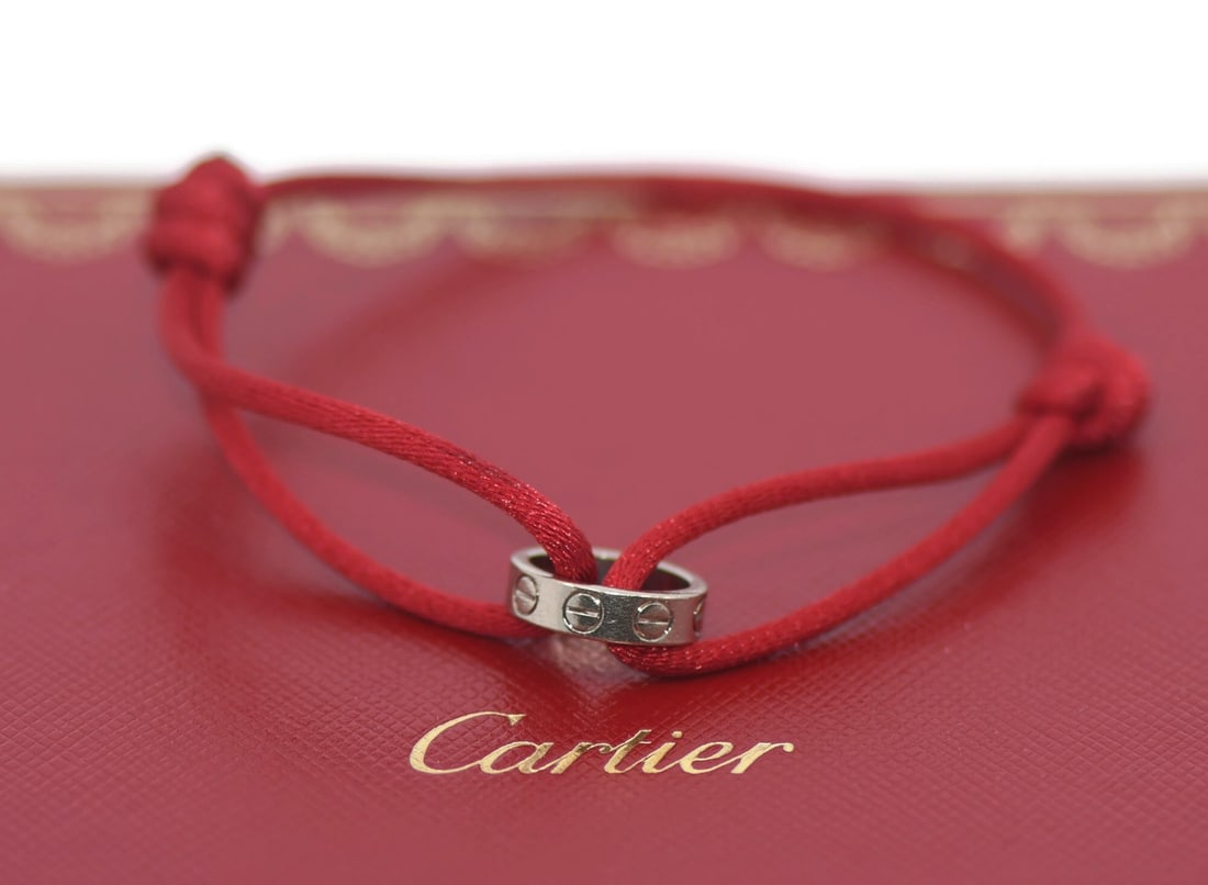 Cartier 18K White Gold Chain Bracelet 100% Authentic: Cartier 18K White Gold Chain Bracelet 100% Authentic This exquisite Cartier bracelet is crafted from 18K white gold, showcasing a sleek chain style that perfectly embodies elegance and sophistication.