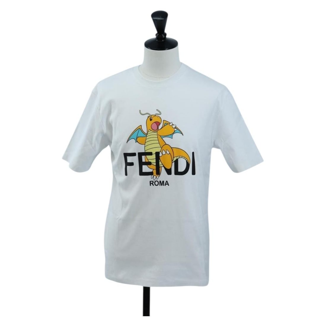 White Cotton Dragonite Tee FENDI FRGMT x POKEMON Women: White Cotton Dragonite Tee FENDI FRGMT x POKEMON Women Short-sleeved cotton T-shirt from the FENDI x FRGMT x POKEMON collaboration in white. Made in Italy, this women's top features a Dragonite design