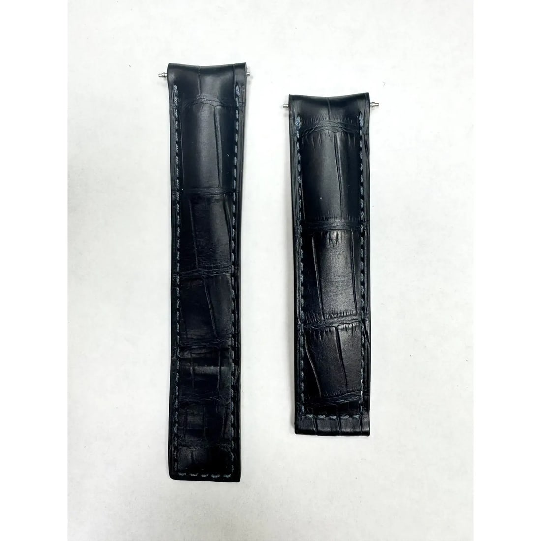 TAG Heuer Dark Navy Blue Leather 18mm Men's Watch Band: TAG Heuer Dark Navy Blue Leather 18mm Men's Watch Band Elevate your watch collection with this exquisite TAG Heuer wristwatch band. Designed in a luxurious dark navy blue leather, this two-piece strap
