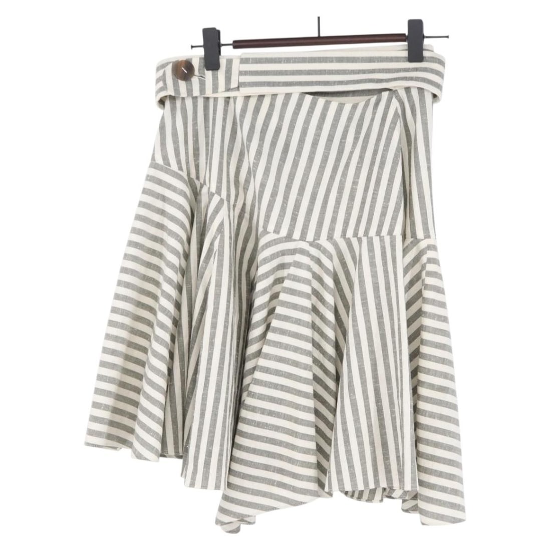 Loewe Wool Skirt in Gray Made in Italy: Loewe Wool Skirt in Gray Made in Italy This LOEWE gray skirt is crafted from wool and made in Italy. The skirt features a shaft height of approximately 51 cm and a waist width of about 33 cm. It is in