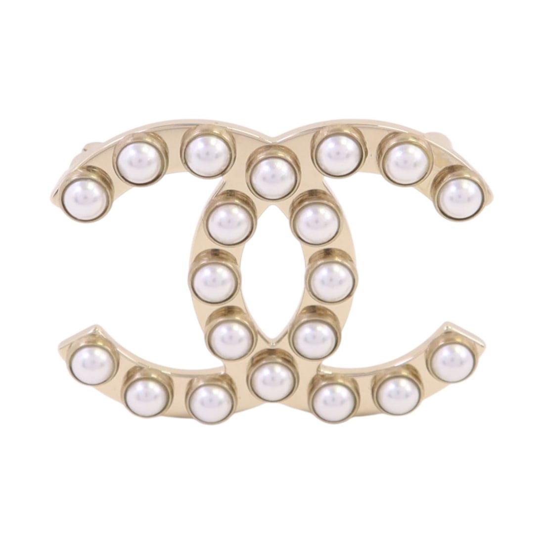 CHANEL A21S CC Brooch White PVC Metal Gold Tone: CHANEL A21S CC Brooch White PVC Metal Gold Tone A CHANEL CC brooch in white and gold tones, made from metal and PVC. It is identified with date code A21S and measures 29 mm x 39 mm. The item is in ver