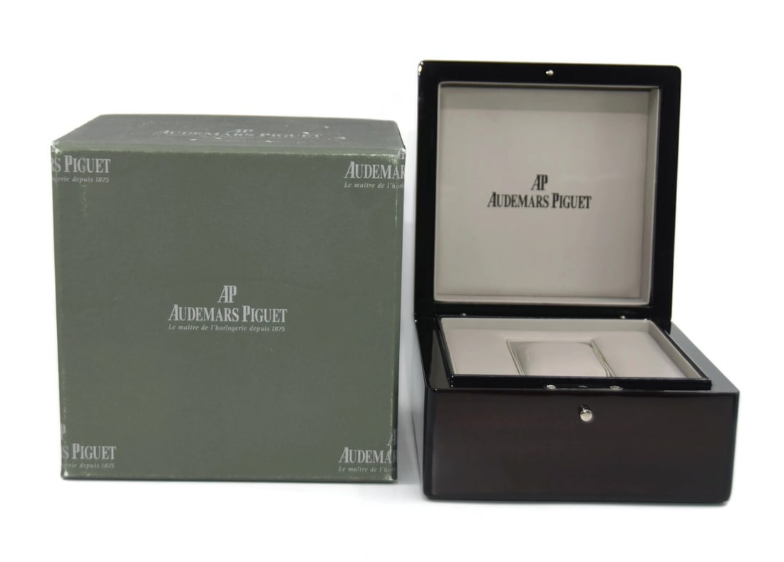 Audemars Piguet QEII Cup Authentic Presentation Box 7x7x6: Audemars Piguet QEII Cup Authentic Presentation Box 7x7x6 This Audemars Piguet QEII Cup Watch Box is a prestigious presentation box designed to hold a single watch. Measuring 7 x 7 x 6 inches, it is c