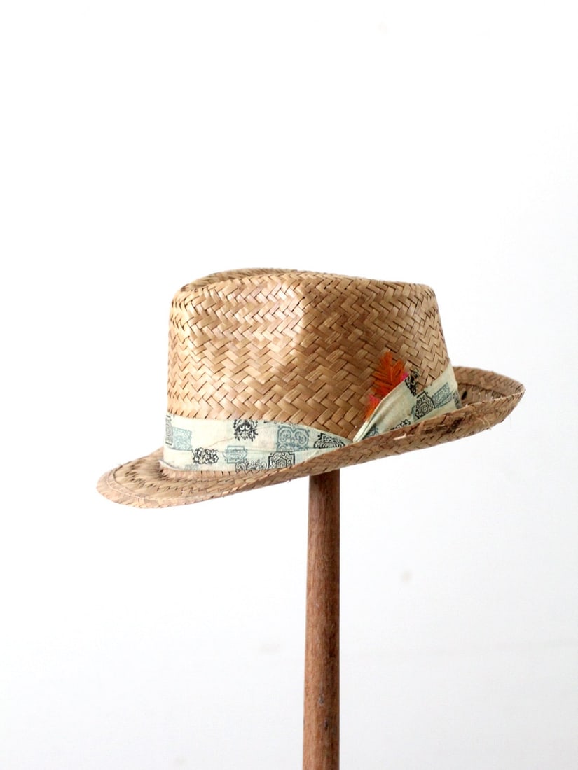 Charming Vintage Woven Straw Fedora with Turquoise Band: Charming Vintage Woven Straw Fedora with Turquoise Band Enhance your wardrobe with this charming vintage woven straw fedora hat. Designed with a classic short brim, this lightweight and breathable acc