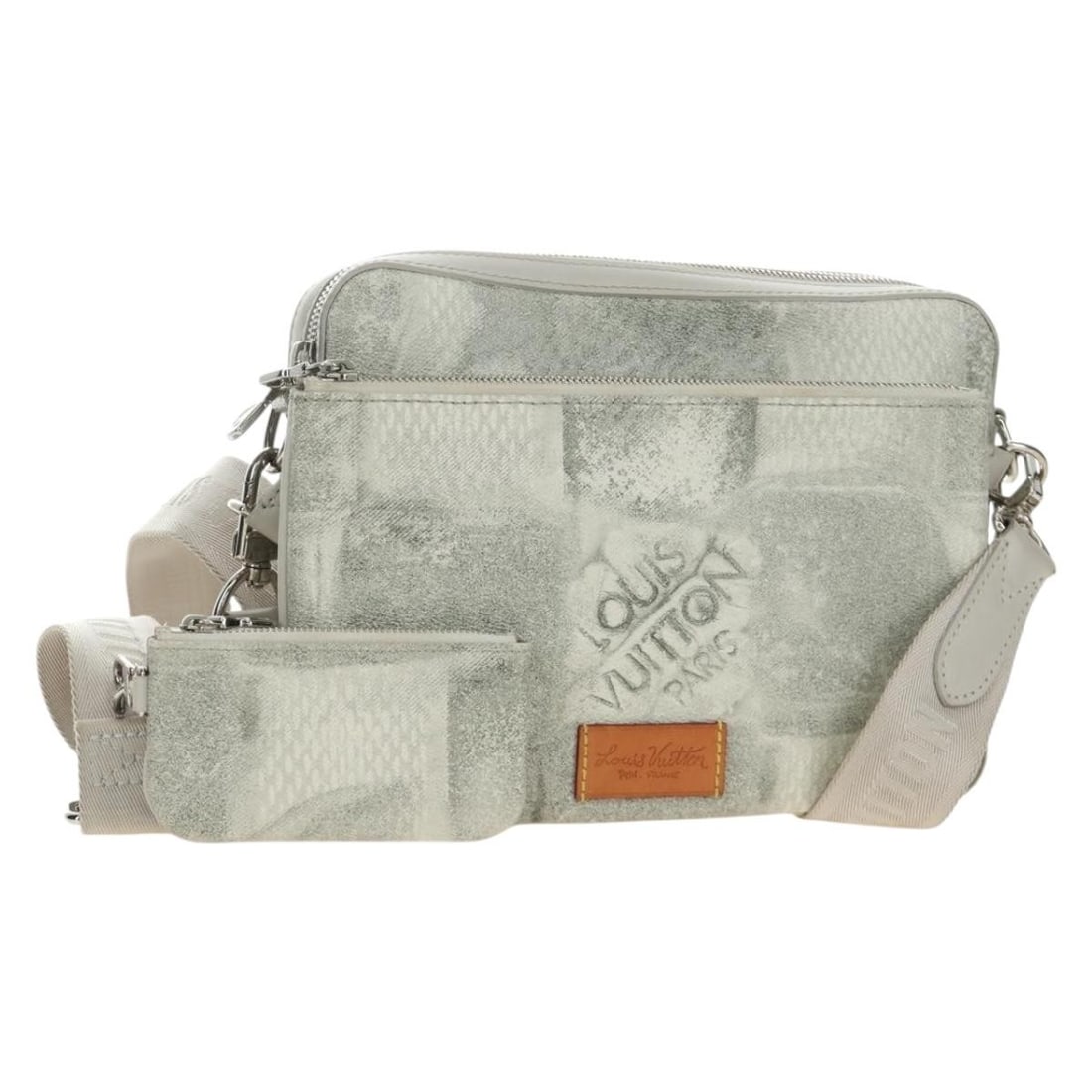 Louis Vuitton N50068 Damier Salt Trio White Shoulder Bag: Louis Vuitton N50068 Damier Salt Trio White Shoulder Bag Louis Vuitton Trio messenger shoulder bag in white Damier color canvas. This women's bag is made in France and includes a dust bag and pouch. C