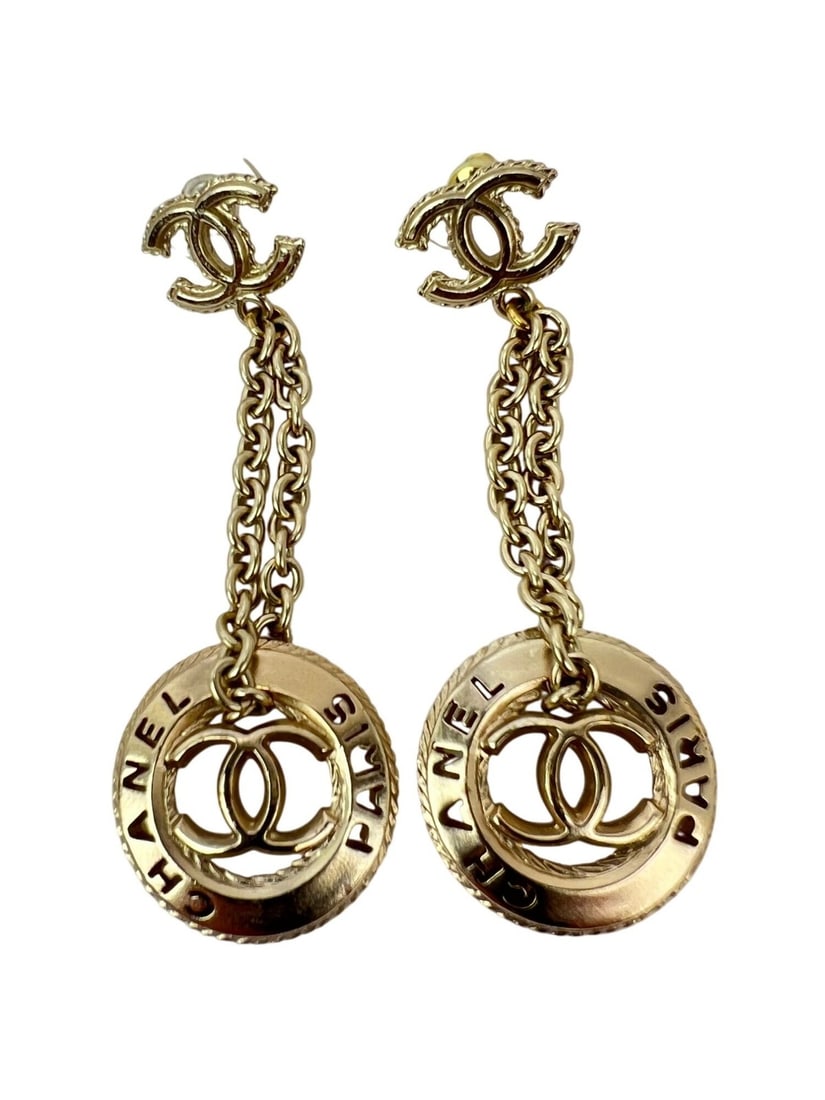 Chanel CC Logo Dangle Earrings Gold Tone Signed France: Chanel CC Logo Dangle Earrings Gold Tone Signed France Pre-owned Chanel dangle/drop earrings featuring a gold-color finish, chain detail, and the CC logo. Signed and made in France. Specifications Bra