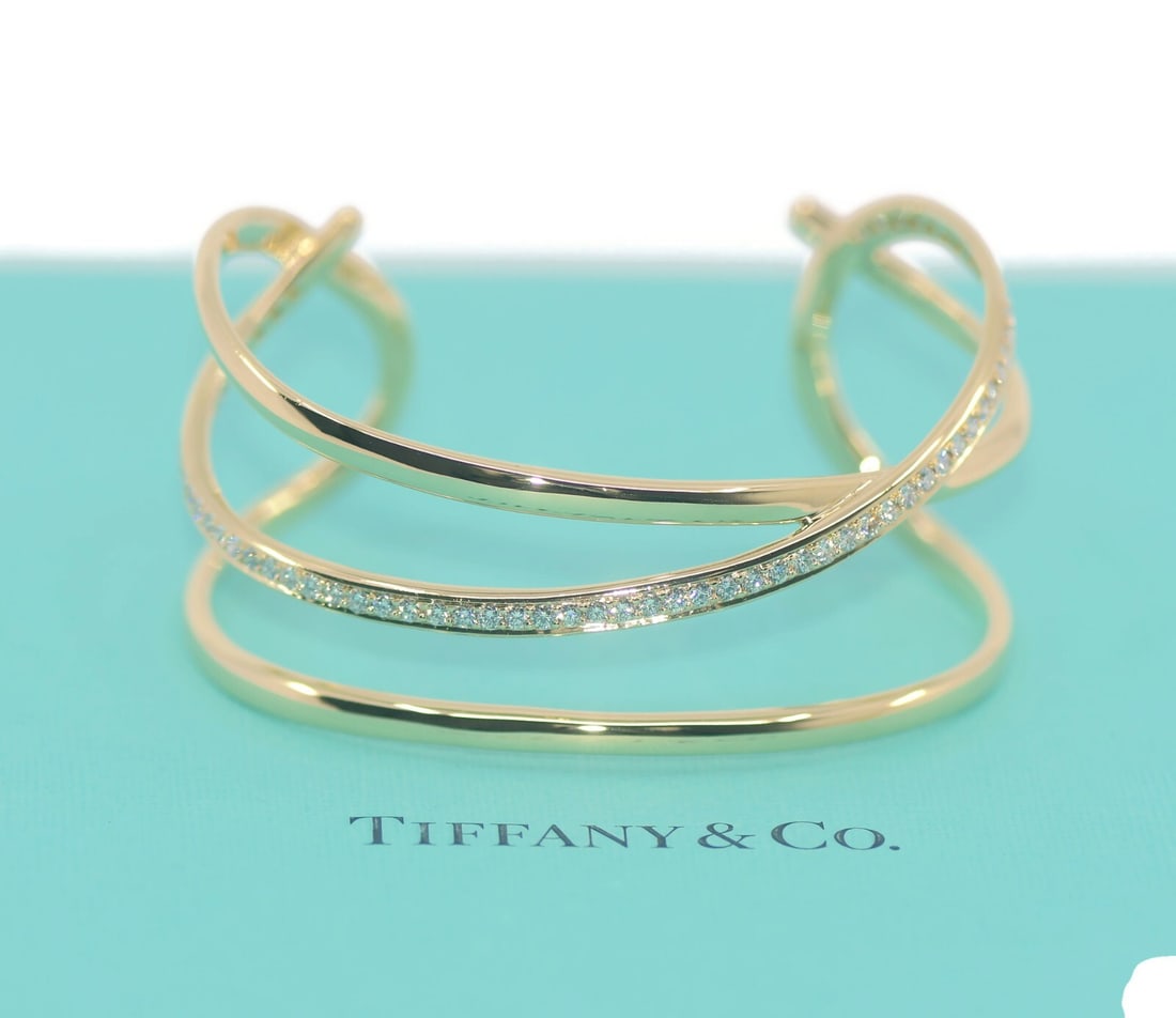 Tiffany & Co Angela Cummings Diamond Bangle 18K Yellow Gold Bracelet: Tiffany & Co Angela Cummings Diamond Bangle 18K Yellow Gold Bracelet This stunning bracelet from Tiffany & Co., designed by Angela Cummings, showcases an exquisite blend of elegance and luxury. Crafte