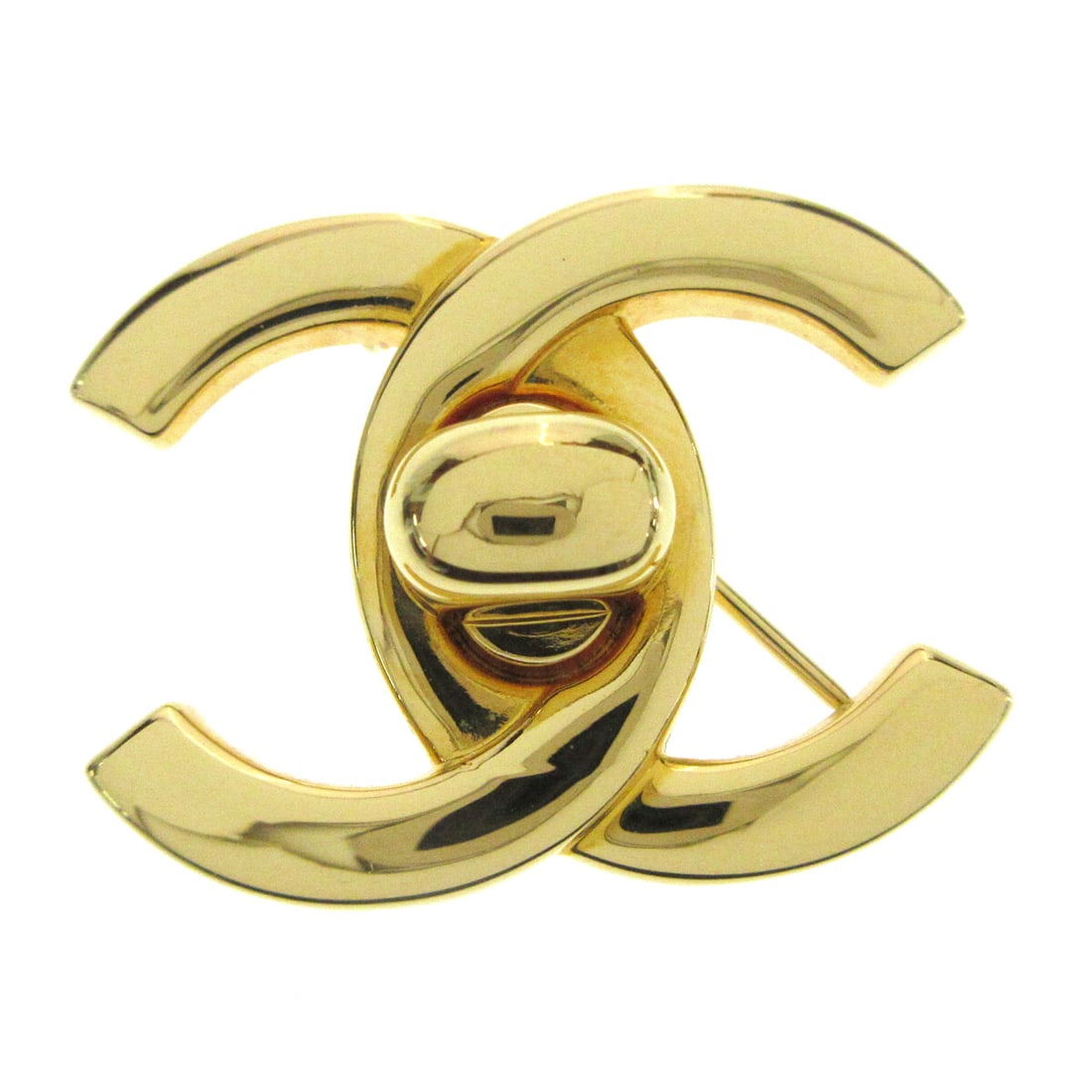 CHANEL CC Turnlock Gold Plated Brooch Pin 96A: CHANEL CC Turnlock Gold Plated Brooch Pin 96A Small Chanel turnlock brooch pin with the CC logo motif in gold-plated metal. Made in France, this brooch is marked 96A and comes with its box. Condition 