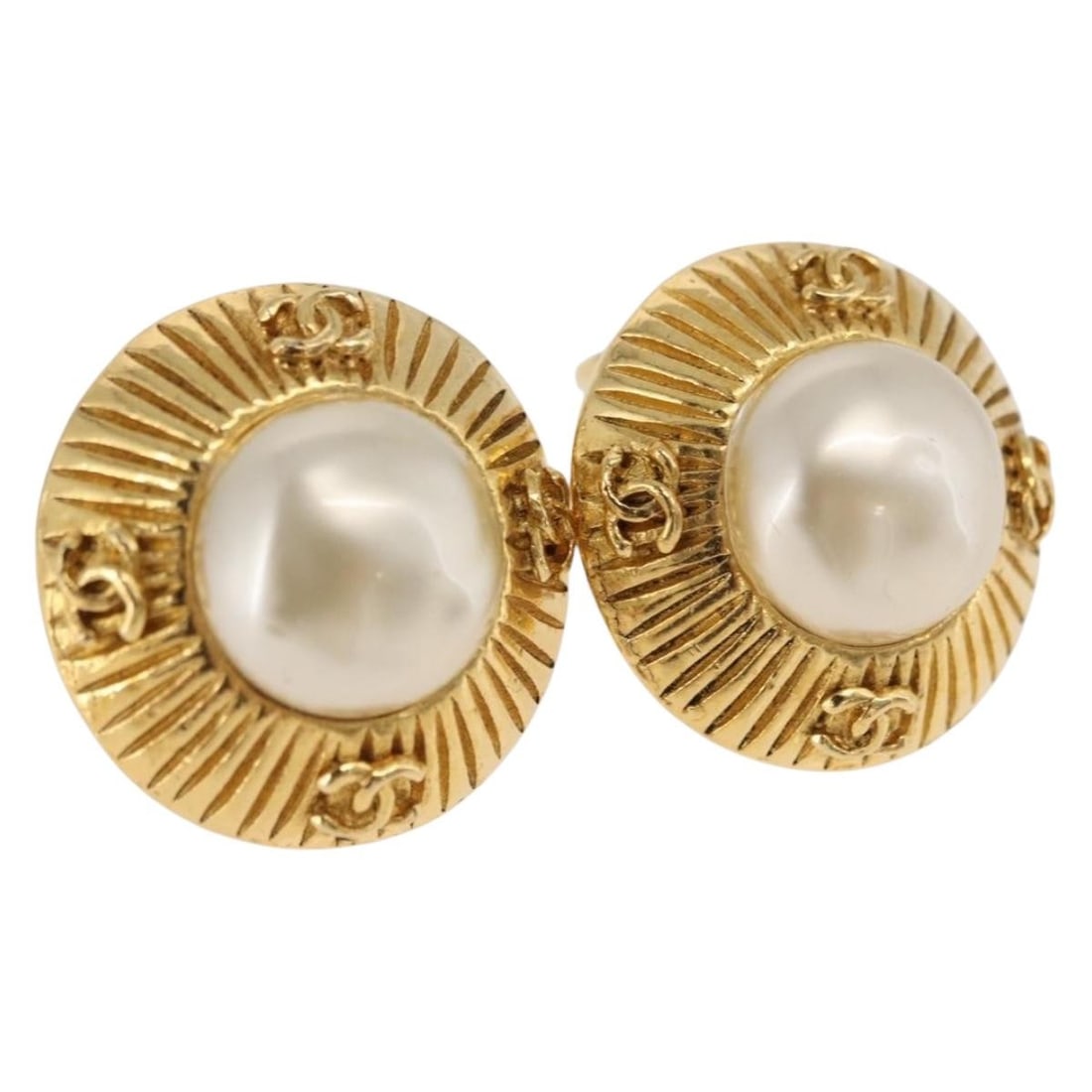 CHANEL CC Gold Tone White Metal Earring France: CHANEL CC Gold Tone White Metal Earring France Authentic CHANEL women's earrings in gold tone metal with white CC detailing. Made in France, this pair includes the item box. Condition is rated B with 