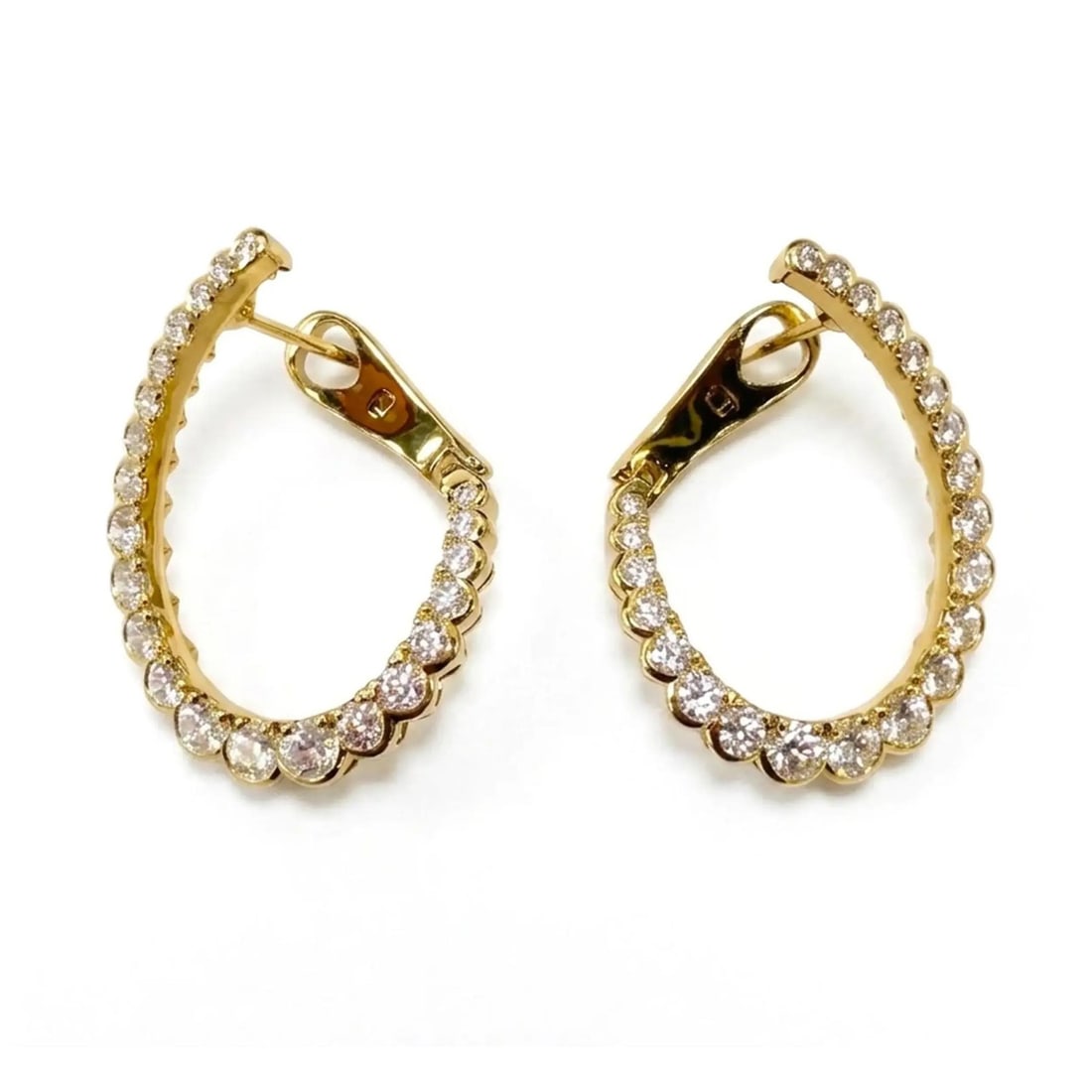 Hearts On Fire Aerial Regal 18K Yellow Gold Diamond Hoop Earrings 1.58 CTW: Hearts On Fire Aerial Regal 18K Yellow Gold Diamond Hoop Earrings 1.58 CTW Hearts On Fire Aerial Regal diamond hoop earrings crafted in 18k yellow gold with pave-set round natural diamonds. These medi