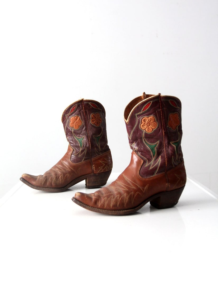 1950s Acme Inlay Western Cowboy Boots Size 10 D Two-Tone Floral Design: 1950s Acme Inlay Western Cowboy Boots Size 10 D Two-Tone Floral Design Step back in time with these exquisite 1950s vintage Acme inlay western boots, ideal for any retro enthusiast. These classic cowb
