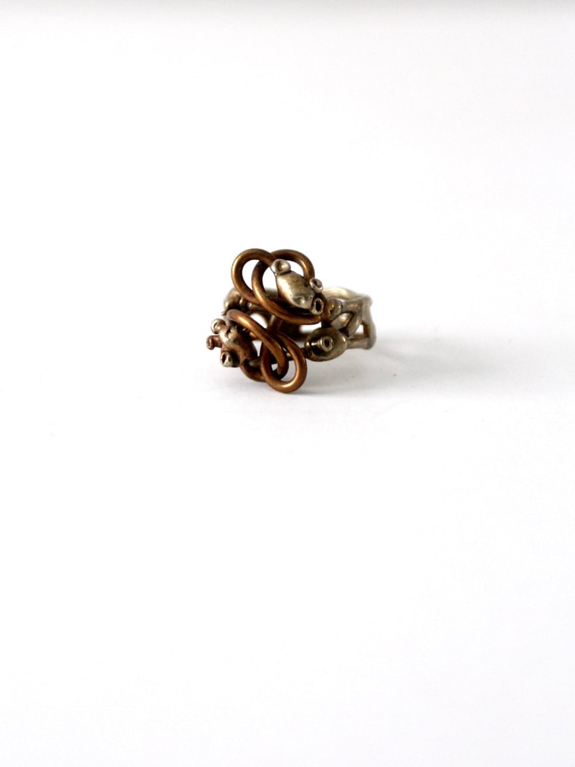 1970s Vintage Mixed Metal Brutalist Ring in Bronze and Copper: 1970s Vintage Mixed Metal Brutalist Ring in Bronze and Copper Explore this stunning vintage mixed metal brutalist ring, a unique piece from the 1970s. Hand-crafted from bronze and copper, this ring sh