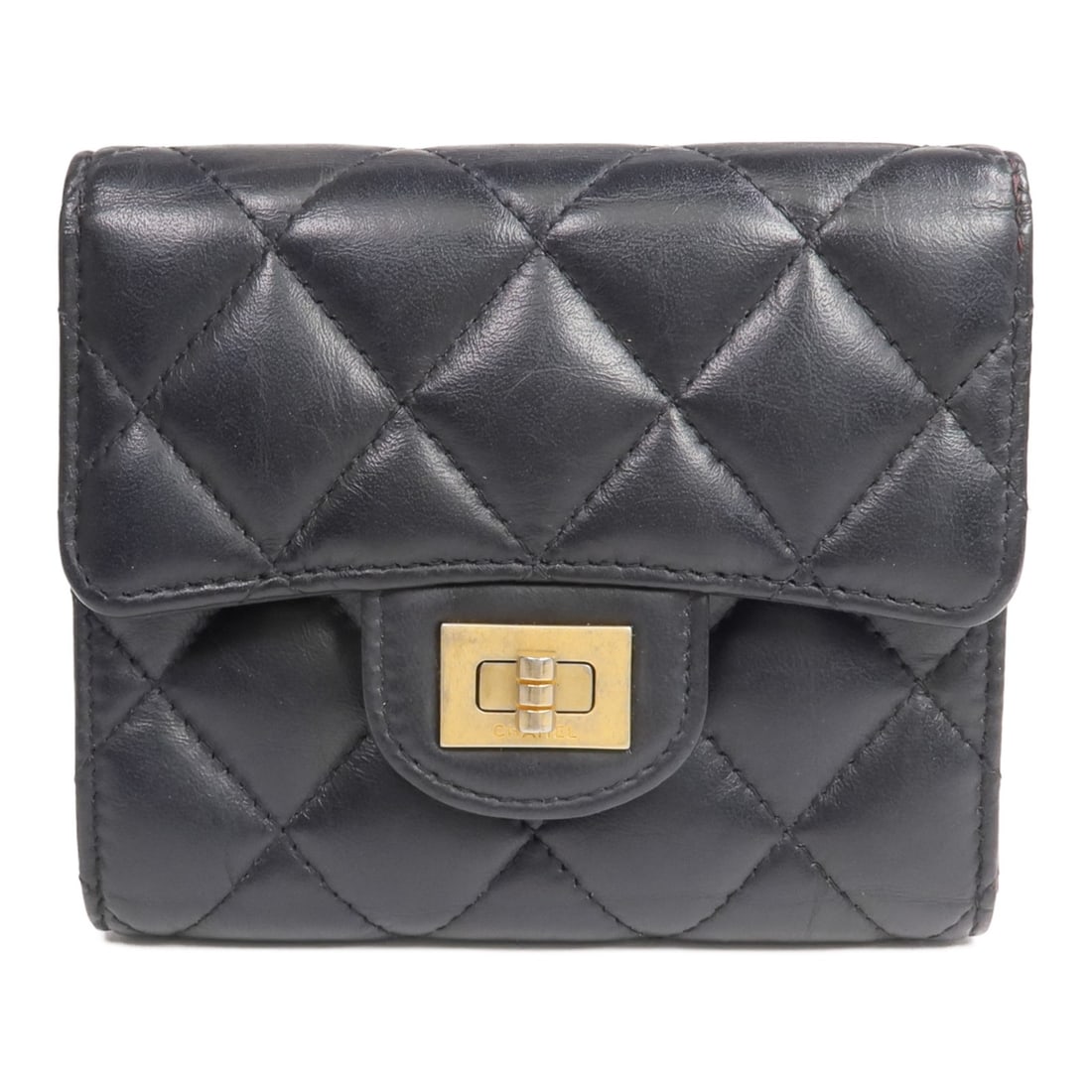 CHANEL A80832 2.55 bi fold wallet black lambskin leather: CHANEL A80832 2.55 bi fold wallet black lambskin leather Bi-fold wallet in black lambskin leather from the 2.55 line. Features a CC turn-lock closure and an organized interior with compartments for ca