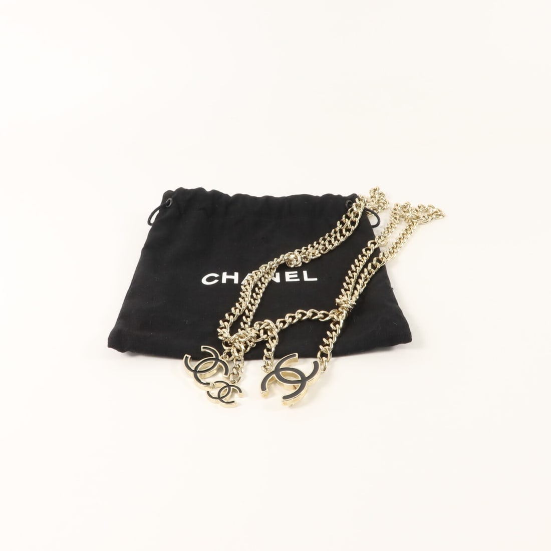 CHANEL CC Gold Tone Metal Chain Belt with Storage Bag: CHANEL CC Gold Tone Metal Chain Belt with Storage Bag CHANEL CC Chain Belt in gold-tone metal, presented in very good AB condition. The belt features a CC chain design and comes with storage bags. Siz