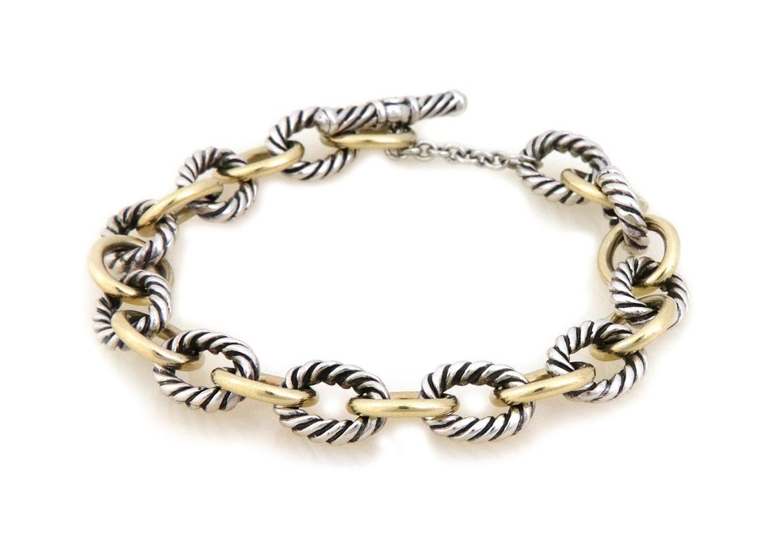 David Yurman 18k Yellow Gold Sterling Silver Oval Cable Link Bracelet: David Yurman 18k Yellow Gold Sterling Silver Oval Cable Link Bracelet This exquisite bracelet by David Yurman showcases a unique blend of 18k yellow gold and sterling silver. The design features alter