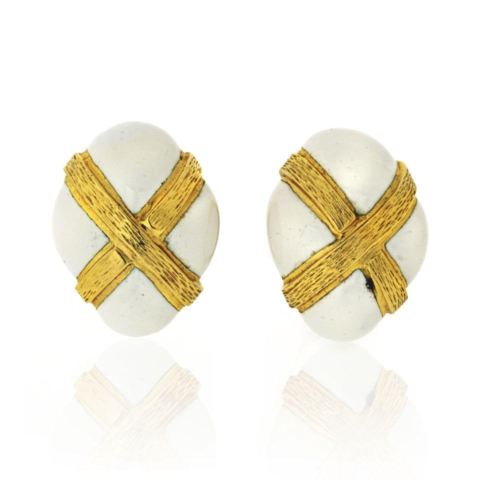 David Webb 18K Yellow Gold White Enamel Clip Earrings: David Webb 18K Yellow Gold White Enamel Clip Earrings These exquisite earrings by David Webb feature a stunning design crafted from 18K yellow gold and adorned with white enamel. The earrings showcase