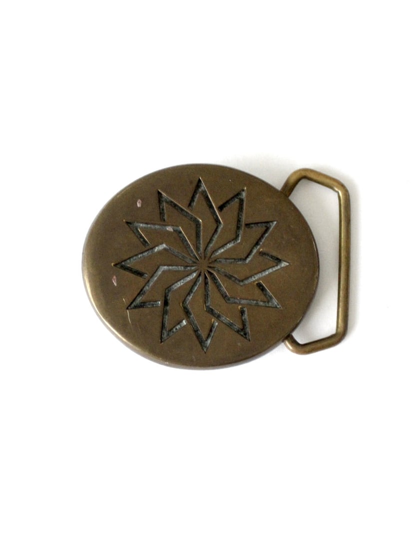 Vintage 1970s Brass Buckle Southwestern Pinwheel Design: Vintage 1970s Brass Buckle Southwestern Pinwheel Design This vintage 1970s round brass buckle features a striking southwestern pinwheel central design. It is equipped with a classic hook and bar back 