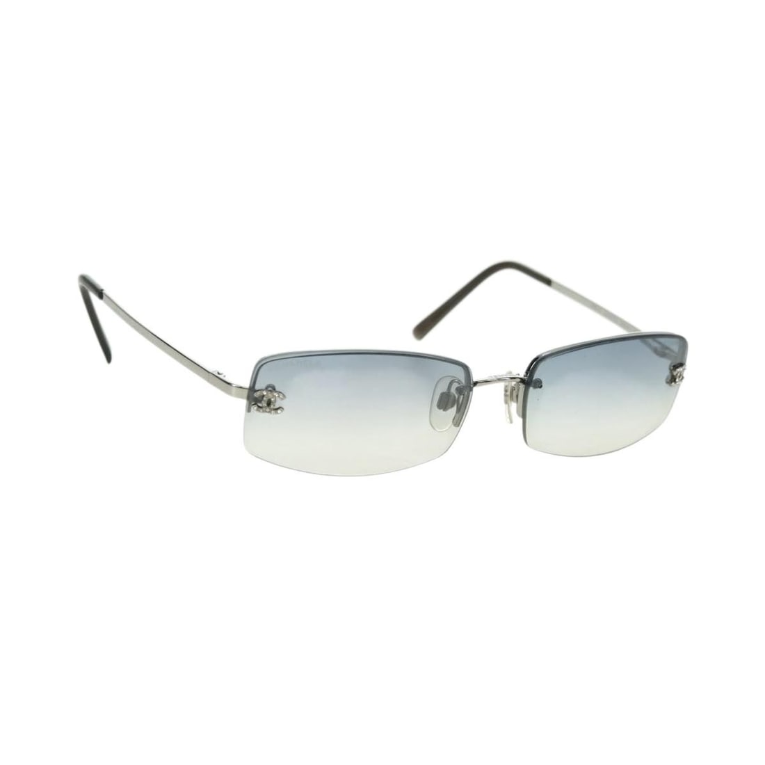 CHANEL CC Metal Sunglasses Silver Tone Italy with Case: CHANEL CC Metal Sunglasses Silver Tone Italy with Case CHANEL COCO Mark sunglasses in silver-tone metal, made in Italy. The item is listed in reasonable wear and tear condition with slight rubbing on 