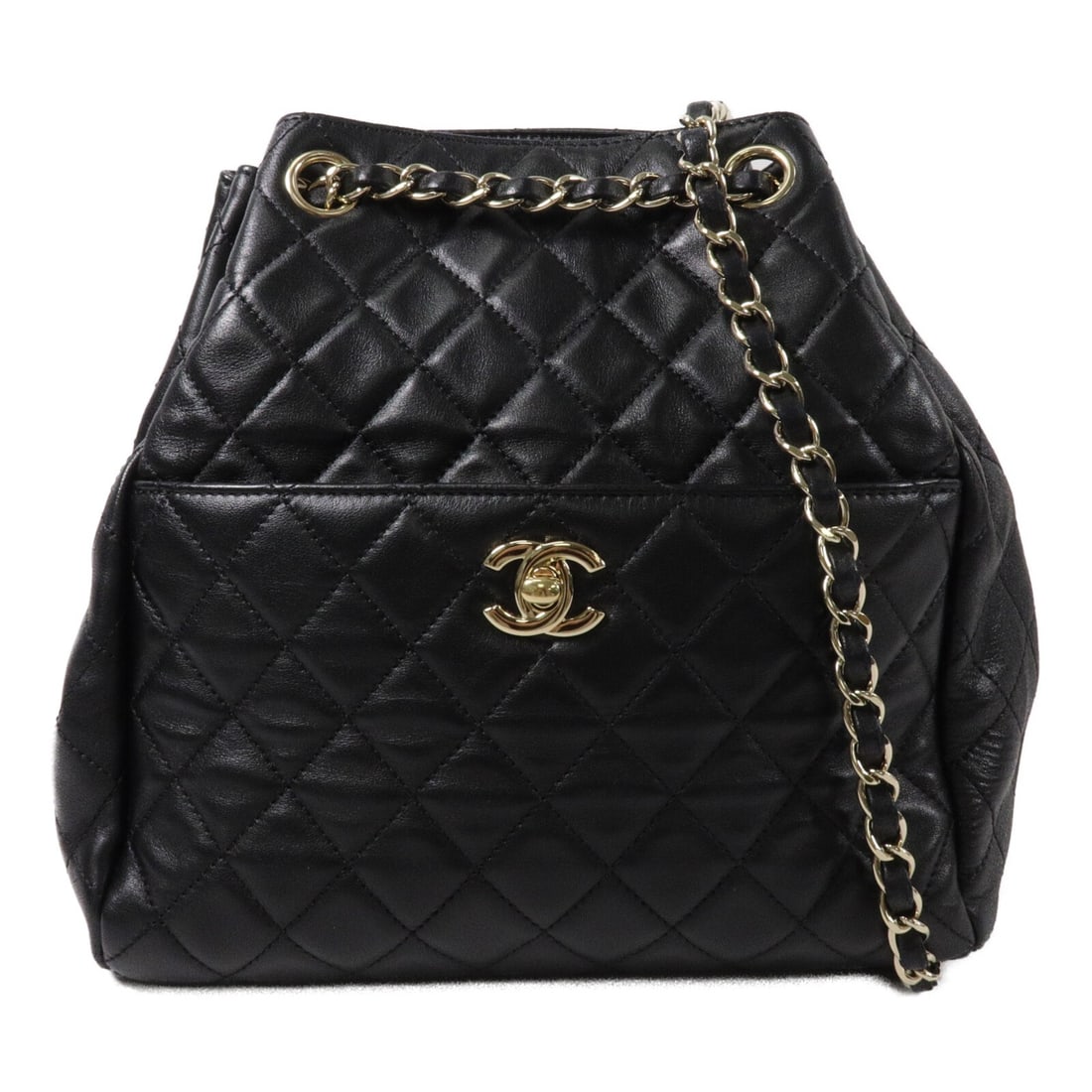 Chanel A98741 CC shoulder bag in black lambskin with GHW: Chanel A98741 CC shoulder bag in black lambskin with GHW Black CHANEL CC GHW chain shoulder bag, model A98741, crafted in lambskin (sheep leather). It features a magnetic pocket, one outside/other poc