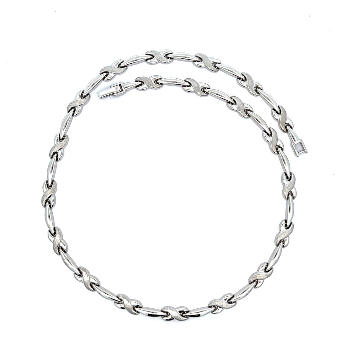 Unbranded 14k White Gold Infinity X Link Necklace 17 Polished Matte: Unbranded 14k White Gold Infinity X Link Necklace 17 Polished Matte Pre-owned women's chain necklace crafted in solid 14k white gold with a polished and matte finish Infinity "X" link design. This unb