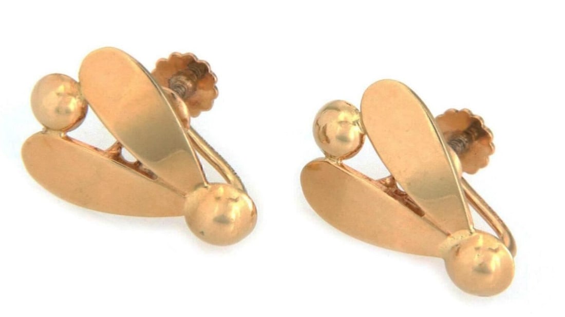 Tiffany & Co. Retro Floral Huggie Earrings in 14k Yellow Gold: Tiffany & Co. Retro Floral Huggie Earrings in 14k Yellow Gold Pre-owned Tiffany & Co. Retro Floral huggie earrings crafted in 14k yellow gold. This signed pair features a sculpted floral motif with po