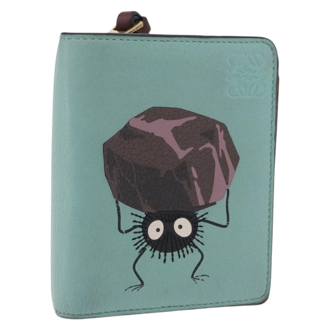 LOEWE Studio Ghibli Suswatari Leather Wallet Green Gold: LOEWE Studio Ghibli Suswatari Leather Wallet Green Gold LOEWE x Studio Ghibli Suswatari wallet in green leather with gold-tone accents. Made in Spain, this women's wallet is offered without the origin