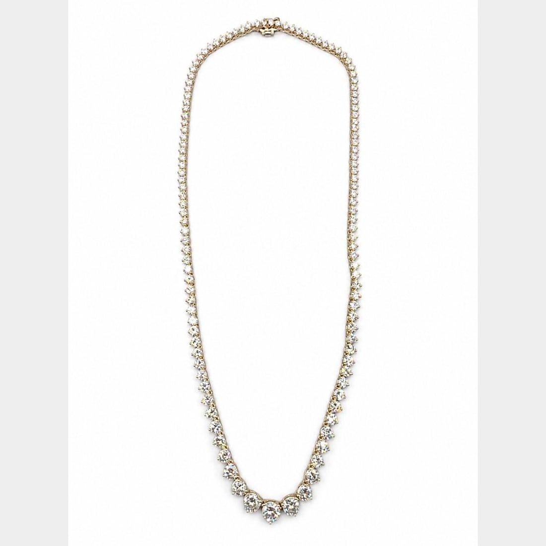 Graduated Diamond Necklace in 14K Yellow Gold 13.50 Ct: Graduated Diamond Necklace in 14K Yellow Gold 13.50 Ct Elegant graduated diamond necklace crafted in 14K yellow gold and set with 119 diamonds for a striking, refined look. This pre-owned piece featur