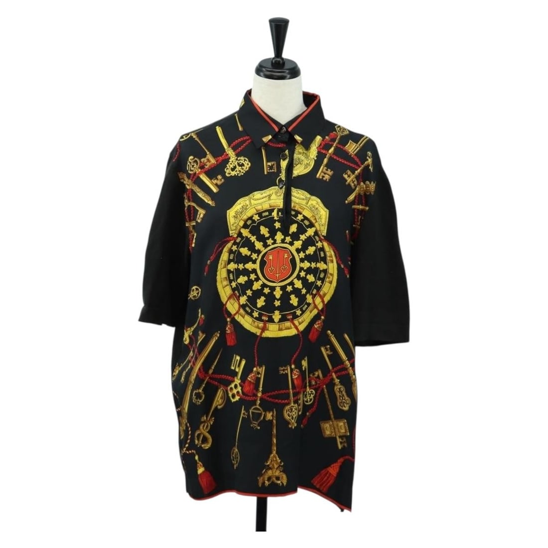 Hermes black silk short sleeve T shirt size M: Hermes black silk short sleeve T shirt size M Authentic Hermes short-sleeved T-shirt in black silk. This women's top is made in Italy and shows reasonable wear and tear with slight rubbing on the surf