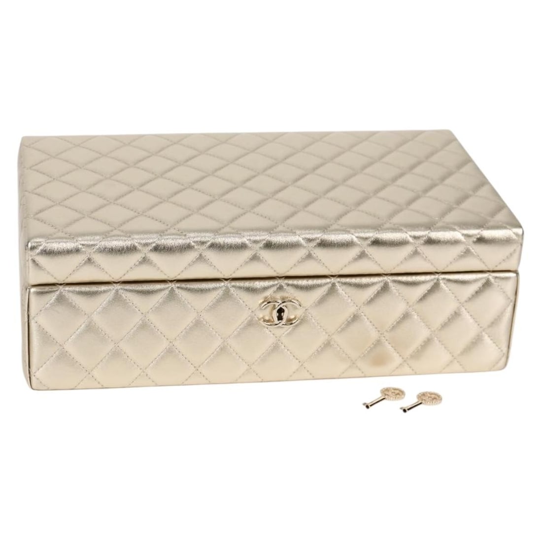CHANEL Gold Matelasse Jewelry Box Lamb Skin Auth Italy 129974SM: CHANEL Gold Matelasse Jewelry Box Lamb Skin Auth Italy 129974SM This exquisite CHANEL Matelasse Jewelry Case is crafted from luxurious lambskin leather in a stunning gold hue. Designed for elegance an