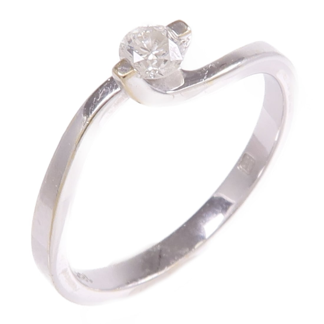18K White Gold Diamond Ring Womens Size 5.75: 18K White Gold Diamond Ring Womens Size 5.75 A women's diamond ring in 18K white gold, presented in a clear color finish with a regular ring size of US 5.75. The design features a diamond motif and