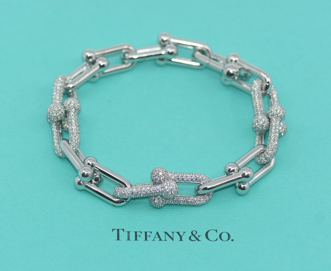 Tiffany & Co Large Hardwear Diamond 18K White Gold Bracelet 8.5 Inches: Tiffany & Co Large Hardwear Diamond 18K White Gold Bracelet 8.5 Inches This exquisite bracelet from Tiffany & Co. features a stunning chain design crafted from 18K white gold, showcasing a total diamo