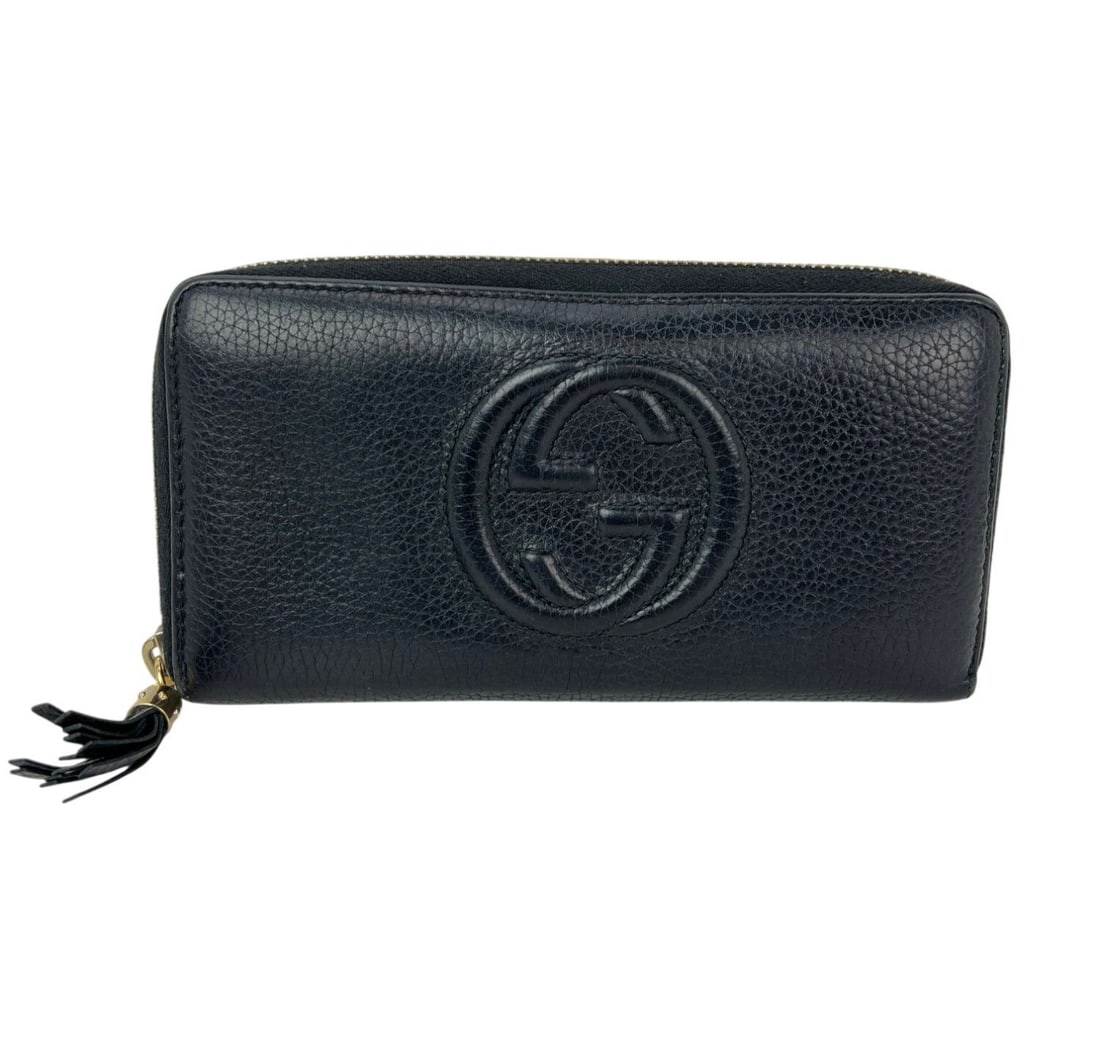 Gucci Soho zip around leather wallet black small: Gucci Soho zip around leather wallet black small Gucci Soho zip-around wallet in black leather with a solid pattern and logo-themed design. This pre-owned women's wallet offers a compact small-size fo