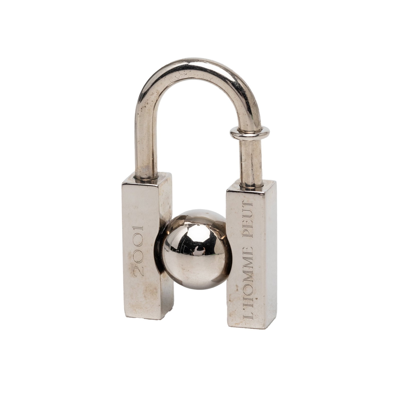 Hermes L Homme Peut Embellir La Terre Cadena Palladium Charm: Hermes L Homme Peut Embellir La Terre Cadena Palladium Charm Hermes L Homme Peut Embellir La Terre cadena charm in palladium plated metal. This padlock-style accessory is made in France and shows scra