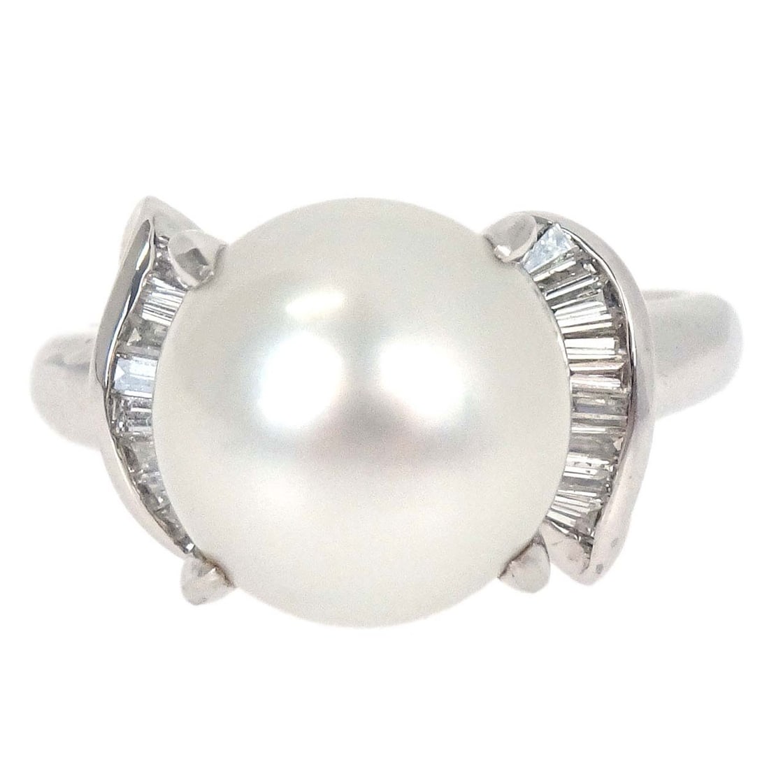 Pt900 Platinum Pearl Diamond Ring Size 52 Vintage: Pt900 Platinum Pearl Diamond Ring Size 52 Vintage Vintage platinum ring featuring a pearl accented with diamond details. This no-brand piece has a round form and presents in great condition with noted